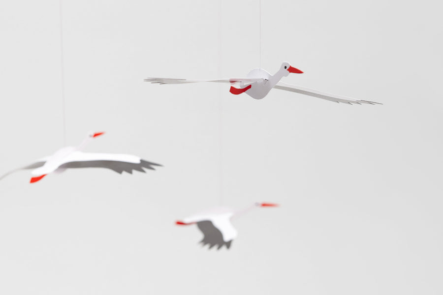 Flensted Hanging Art（フレンステッド・ハンギングアート）は、1954年にデンマークで誕生した北欧モビールの老舗ブランドです。創業者クリスチャン・フレンステッドと妻グレーテが自宅で最初のモビールを作ったことから始まり、現在も家族経営のもと、すべて手作業で丁寧に製作されています。風や空気の流れで繊細に揺れるモビールは、リビングや寝室、子供部屋、玄関、オフィスなど、さまざまな空間に静けさと調和をもたらします。北欧インテリアやモダンアートと調和するシンプルで洗練されたデザインは、出産祝いや引越し祝い、誕生日などのギフトにも最適。2024年にはブランド名を「Flensted mobiles」から「Flensted Hanging Art」へ刷新し、アート性とハンドメイドの温もりをそのままに、より現代的な世界観を発信しています。癒しの空間演出を求める方におすすめのインテリアアートです。