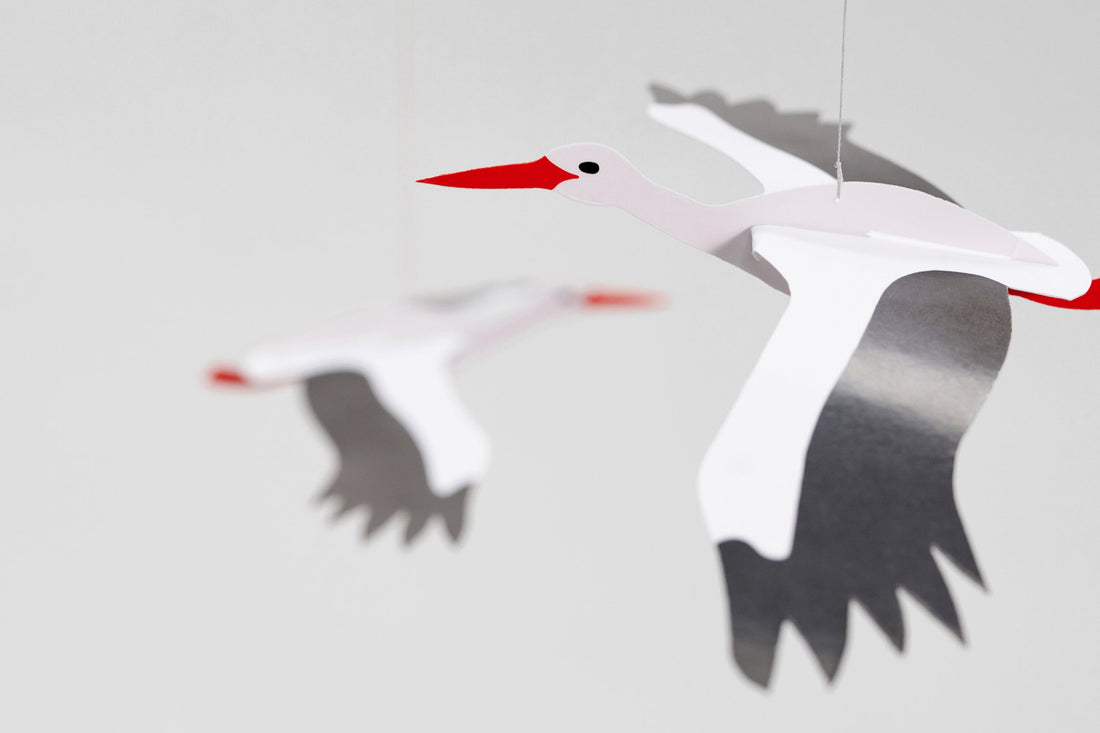 Flensted Hanging Art（フレンステッド・ハンギングアート）は、1954年にデンマークで誕生した北欧モビールの老舗ブランドです。創業者クリスチャン・フレンステッドと妻グレーテが自宅で最初のモビールを作ったことから始まり、現在も家族経営のもと、すべて手作業で丁寧に製作されています。風や空気の流れで繊細に揺れるモビールは、リビングや寝室、子供部屋、玄関、オフィスなど、さまざまな空間に静けさと調和をもたらします。北欧インテリアやモダンアートと調和するシンプルで洗練されたデザインは、出産祝いや引越し祝い、誕生日などのギフトにも最適。2024年にはブランド名を「Flensted mobiles」から「Flensted Hanging Art」へ刷新し、アート性とハンドメイドの温もりをそのままに、より現代的な世界観を発信しています。癒しの空間演出を求める方におすすめのインテリアアートです。