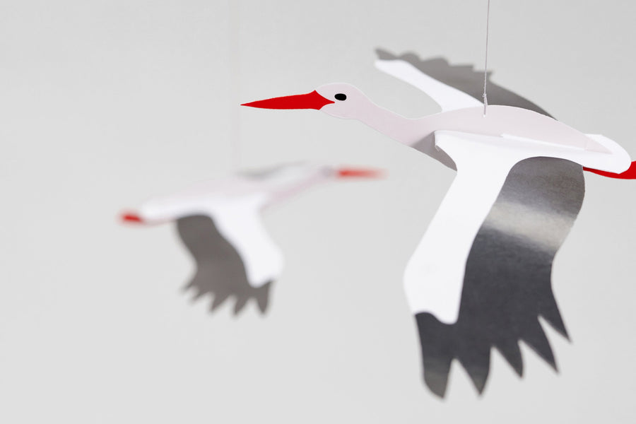 Flensted Hanging Art（フレンステッド・ハンギングアート）は、1954年にデンマークで誕生した北欧モビールの老舗ブランドです。創業者クリスチャン・フレンステッドと妻グレーテが自宅で最初のモビールを作ったことから始まり、現在も家族経営のもと、すべて手作業で丁寧に製作されています。風や空気の流れで繊細に揺れるモビールは、リビングや寝室、子供部屋、玄関、オフィスなど、さまざまな空間に静けさと調和をもたらします。北欧インテリアやモダンアートと調和するシンプルで洗練されたデザインは、出産祝いや引越し祝い、誕生日などのギフトにも最適。2024年にはブランド名を「Flensted mobiles」から「Flensted Hanging Art」へ刷新し、アート性とハンドメイドの温もりをそのままに、より現代的な世界観を発信しています。癒しの空間演出を求める方におすすめのインテリアアートです。