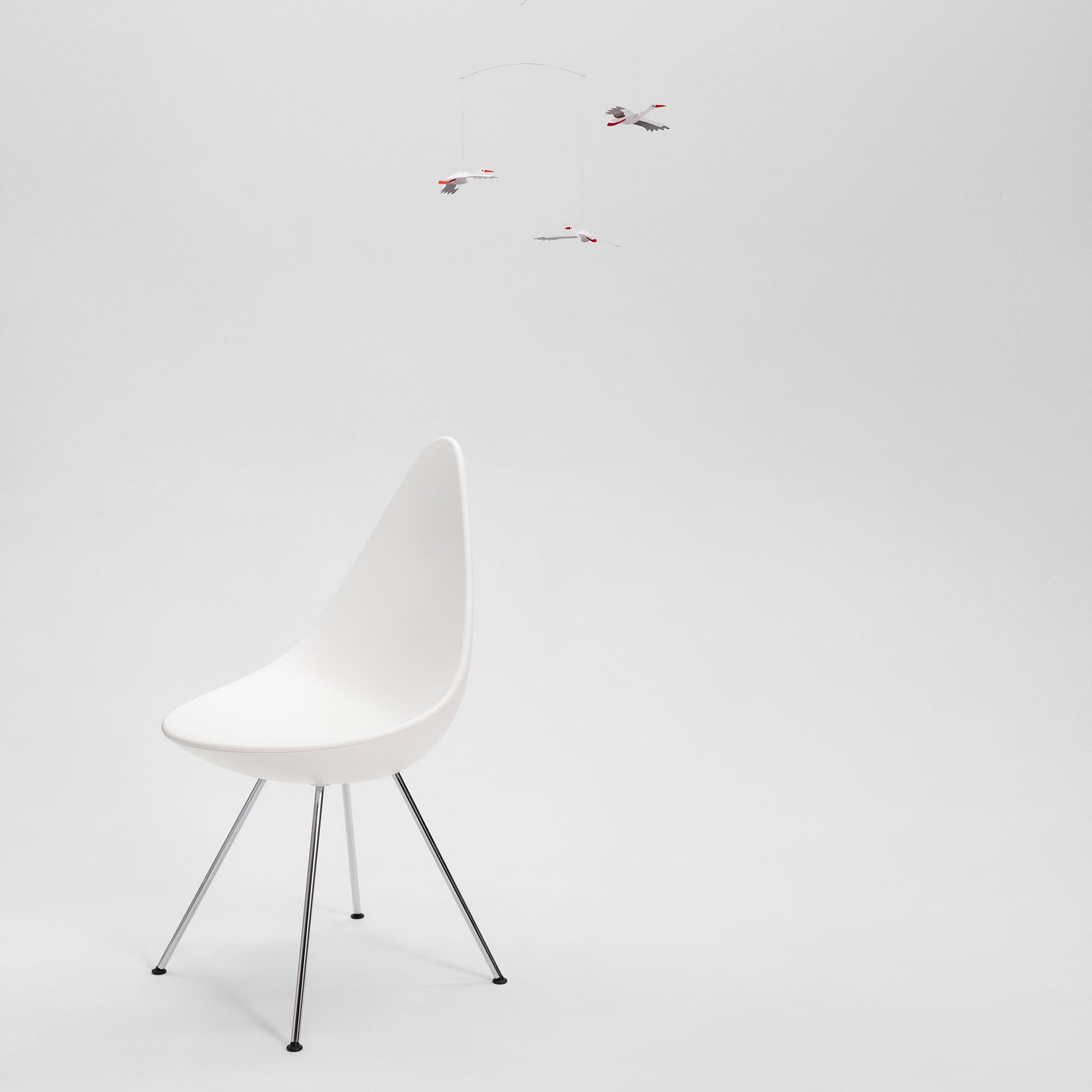 Flensted Mobiles（フレンステッド・モビール）は、1953年創業のデンマーク発・モビール専門ブランド。北欧デザインの文脈に立脚し、造形・質量配分・回転慣性を最適化して、わずかな気流でも自律的に表情を変える構成美を追求します。各パーツは重心とトルクの釣り合いを精密に設計し、静止と運動のあいだを往還する“動く彫刻”として空間に時間軸を付与。代表作「Lucky Storks」から幾何学、鳥類、気球まで多彩で、紙・ステンレス・木材の軽量構造は施工負荷が小さく、住宅・商業・ホスピタリティ・キッズ空間に適合します。現在もデンマーク国内で手作業組立・品質管理を徹底し、視覚ノイズを抑えた運動リズムが集中・鎮静・遊び心をもたらします。北欧インテリアの天井飾りや吊り下げモビールとして、リビング・子供部屋・出産祝いギフトに最適なデンマーク製の正規品です。