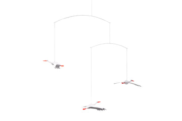 Flensted Hanging Art（フレンステッド・ハンギングアート）は、1954年にデンマークで誕生した北欧モビールの老舗ブランドです。創業者クリスチャン・フレンステッドと妻グレーテが自宅で最初のモビールを作ったことから始まり、現在も家族経営のもと、すべて手作業で丁寧に製作されています。風や空気の流れで繊細に揺れるモビールは、リビングや寝室、子供部屋、玄関、オフィスなど、さまざまな空間に静けさと調和をもたらします。北欧インテリアやモダンアートと調和するシンプルで洗練されたデザインは、出産祝いや引越し祝い、誕生日などのギフトにも最適。2024年にはブランド名を「Flensted mobiles」から「Flensted Hanging Art」へ刷新し、アート性とハンドメイドの温もりをそのままに、より現代的な世界観を発信しています。癒しの空間演出を求める方におすすめのインテリアアートです。