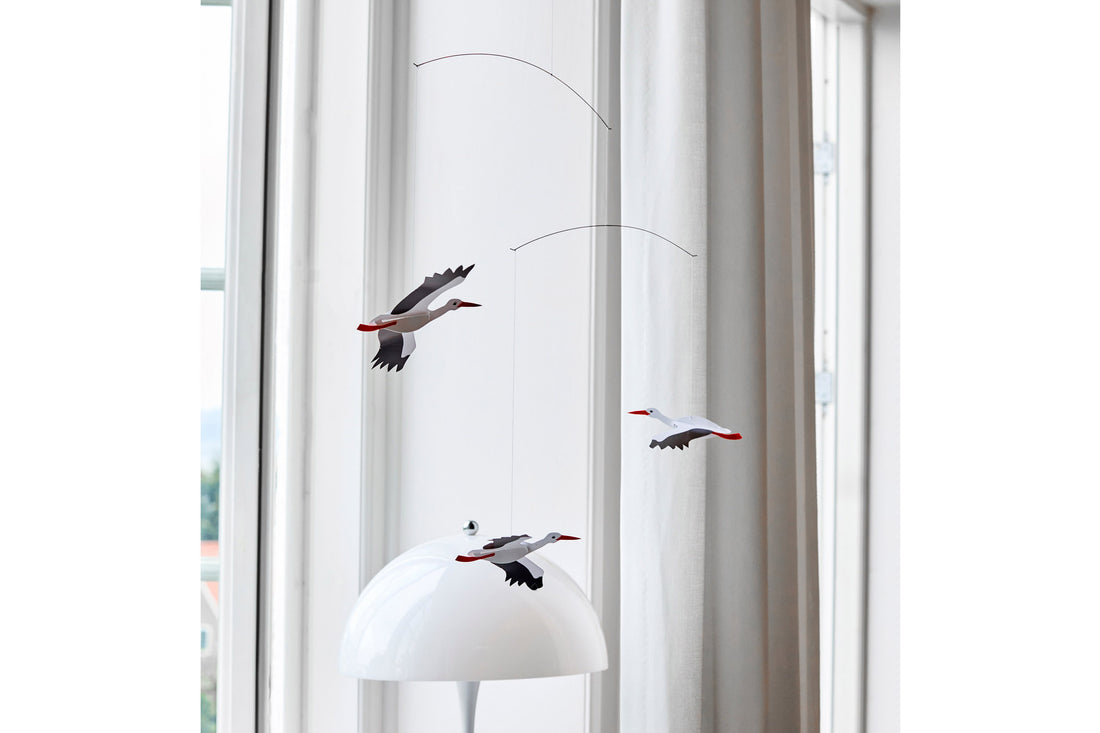 Flensted Hanging Art（フレンステッド・ハンギングアート）は、1954年にデンマークで誕生した北欧モビールの老舗ブランドです。創業者クリスチャン・フレンステッドと妻グレーテが自宅で最初のモビールを作ったことから始まり、現在も家族経営のもと、すべて手作業で丁寧に製作されています。風や空気の流れで繊細に揺れるモビールは、リビングや寝室、子供部屋、玄関、オフィスなど、さまざまな空間に静けさと調和をもたらします。北欧インテリアやモダンアートと調和するシンプルで洗練されたデザインは、出産祝いや引越し祝い、誕生日などのギフトにも最適。2024年にはブランド名を「Flensted mobiles」から「Flensted Hanging Art」へ刷新し、アート性とハンドメイドの温もりをそのままに、より現代的な世界観を発信しています。癒しの空間演出を求める方におすすめのインテリアアートです。