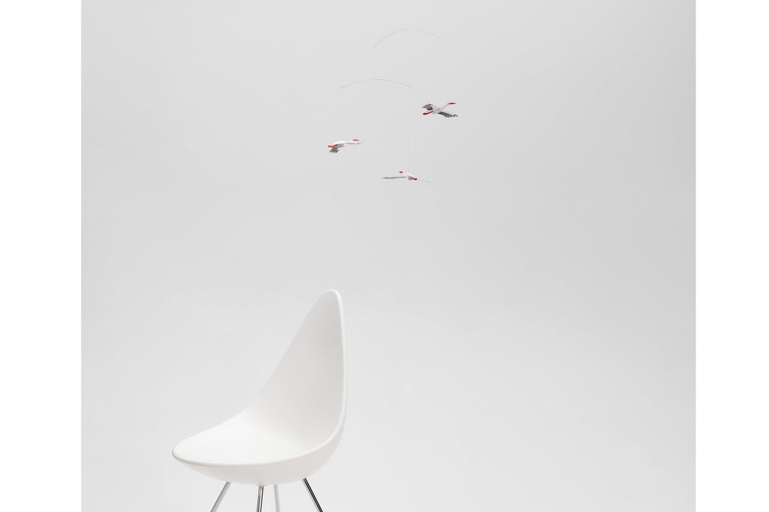 Flensted Hanging Art（フレンステッド・ハンギングアート）は、1954年にデンマークで誕生した北欧モビールの老舗ブランドです。創業者クリスチャン・フレンステッドと妻グレーテが自宅で最初のモビールを作ったことから始まり、現在も家族経営のもと、すべて手作業で丁寧に製作されています。風や空気の流れで繊細に揺れるモビールは、リビングや寝室、子供部屋、玄関、オフィスなど、さまざまな空間に静けさと調和をもたらします。北欧インテリアやモダンアートと調和するシンプルで洗練されたデザインは、出産祝いや引越し祝い、誕生日などのギフトにも最適。2024年にはブランド名を「Flensted mobiles」から「Flensted Hanging Art」へ刷新し、アート性とハンドメイドの温もりをそのままに、より現代的な世界観を発信しています。癒しの空間演出を求める方におすすめのインテリアアートです。