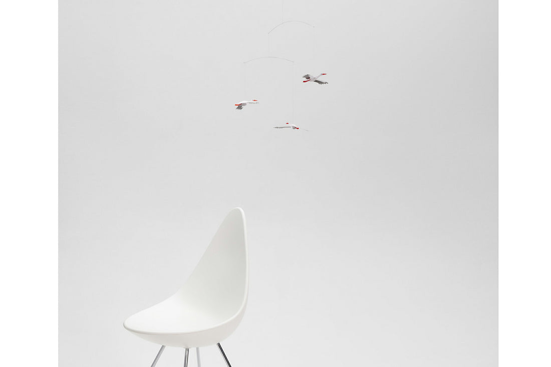 Flensted Hanging Art（フレンステッド・ハンギングアート）は、1954年にデンマークで誕生した北欧モビールの老舗ブランドです。創業者クリスチャン・フレンステッドと妻グレーテが自宅で最初のモビールを作ったことから始まり、現在も家族経営のもと、すべて手作業で丁寧に製作されています。風や空気の流れで繊細に揺れるモビールは、リビングや寝室、子供部屋、玄関、オフィスなど、さまざまな空間に静けさと調和をもたらします。北欧インテリアやモダンアートと調和するシンプルで洗練されたデザインは、出産祝いや引越し祝い、誕生日などのギフトにも最適。2024年にはブランド名を「Flensted mobiles」から「Flensted Hanging Art」へ刷新し、アート性とハンドメイドの温もりをそのままに、より現代的な世界観を発信しています。癒しの空間演出を求める方におすすめのインテリアアートです。