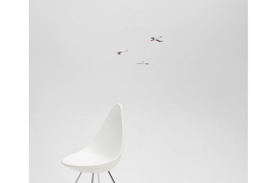 Flensted Hanging Art（フレンステッド・ハンギングアート）は、1954年にデンマークで誕生した北欧モビールの老舗ブランドです。創業者クリスチャン・フレンステッドと妻グレーテが自宅で最初のモビールを作ったことから始まり、現在も家族経営のもと、すべて手作業で丁寧に製作されています。風や空気の流れで繊細に揺れるモビールは、リビングや寝室、子供部屋、玄関、オフィスなど、さまざまな空間に静けさと調和をもたらします。北欧インテリアやモダンアートと調和するシンプルで洗練されたデザインは、出産祝いや引越し祝い、誕生日などのギフトにも最適。2024年にはブランド名を「Flensted mobiles」から「Flensted Hanging Art」へ刷新し、アート性とハンドメイドの温もりをそのままに、より現代的な世界観を発信しています。癒しの空間演出を求める方におすすめのインテリアアートです。