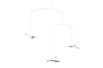 Flensted Hanging Art（フレンステッド・ハンギングアート）は、1954年にデンマークで誕生した北欧モビールの老舗ブランドです。創業者クリスチャン・フレンステッドと妻グレーテが自宅で最初のモビールを作ったことから始まり、現在も家族経営のもと、すべて手作業で丁寧に製作されています。風や空気の流れで繊細に揺れるモビールは、リビングや寝室、子供部屋、玄関、オフィスなど、さまざまな空間に静けさと調和をもたらします。北欧インテリアやモダンアートと調和するシンプルで洗練されたデザインは、出産祝いや引越し祝い、誕生日などのギフトにも最適。2024年にはブランド名を「Flensted mobiles」から「Flensted Hanging Art」へ刷新し、アート性とハンドメイドの温もりをそのままに、より現代的な世界観を発信しています。癒しの空間演出を求める方におすすめのインテリアアートです。