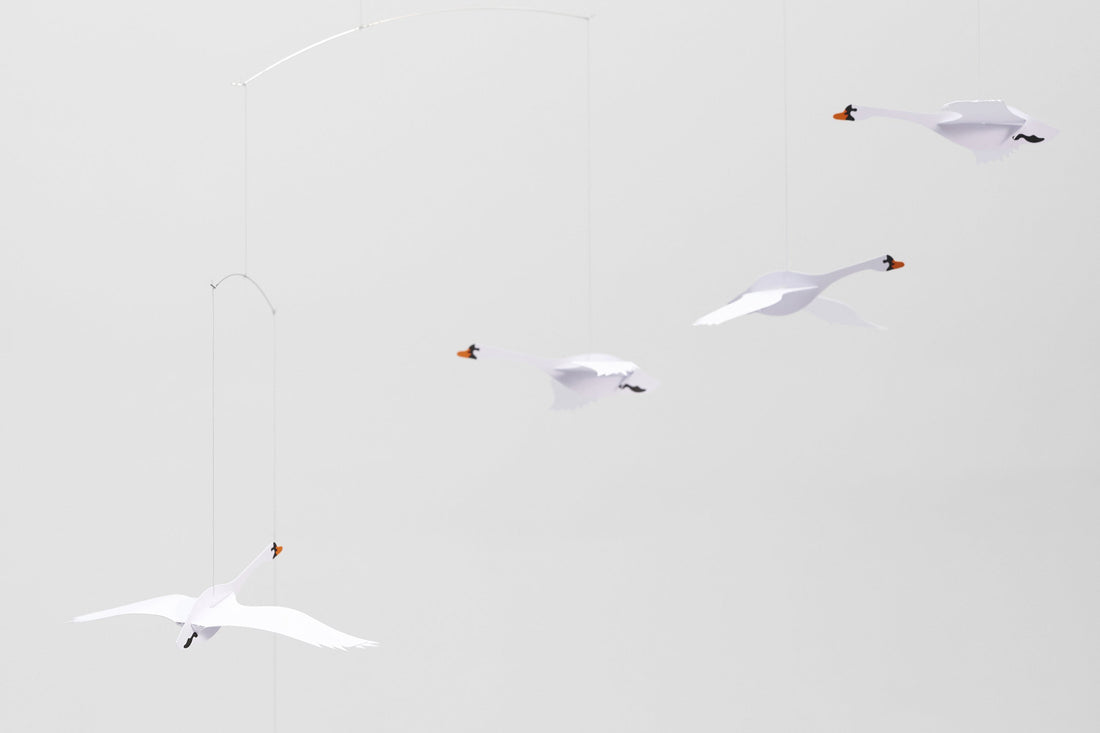 Flensted Hanging Art（フレンステッド・ハンギングアート）は、1954年にデンマークで誕生した北欧モビールの老舗ブランドです。創業者クリスチャン・フレンステッドと妻グレーテが自宅で最初のモビールを作ったことから始まり、現在も家族経営のもと、すべて手作業で丁寧に製作されています。風や空気の流れで繊細に揺れるモビールは、リビングや寝室、子供部屋、玄関、オフィスなど、さまざまな空間に静けさと調和をもたらします。北欧インテリアやモダンアートと調和するシンプルで洗練されたデザインは、出産祝いや引越し祝い、誕生日などのギフトにも最適。2024年にはブランド名を「Flensted mobiles」から「Flensted Hanging Art」へ刷新し、アート性とハンドメイドの温もりをそのままに、より現代的な世界観を発信しています。癒しの空間演出を求める方におすすめのインテリアアートです。