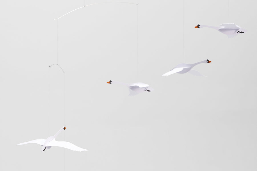 Flensted Hanging Art（フレンステッド・ハンギングアート）は、1954年にデンマークで誕生した北欧モビールの老舗ブランドです。創業者クリスチャン・フレンステッドと妻グレーテが自宅で最初のモビールを作ったことから始まり、現在も家族経営のもと、すべて手作業で丁寧に製作されています。風や空気の流れで繊細に揺れるモビールは、リビングや寝室、子供部屋、玄関、オフィスなど、さまざまな空間に静けさと調和をもたらします。北欧インテリアやモダンアートと調和するシンプルで洗練されたデザインは、出産祝いや引越し祝い、誕生日などのギフトにも最適。2024年にはブランド名を「Flensted mobiles」から「Flensted Hanging Art」へ刷新し、アート性とハンドメイドの温もりをそのままに、より現代的な世界観を発信しています。癒しの空間演出を求める方におすすめのインテリアアートです。