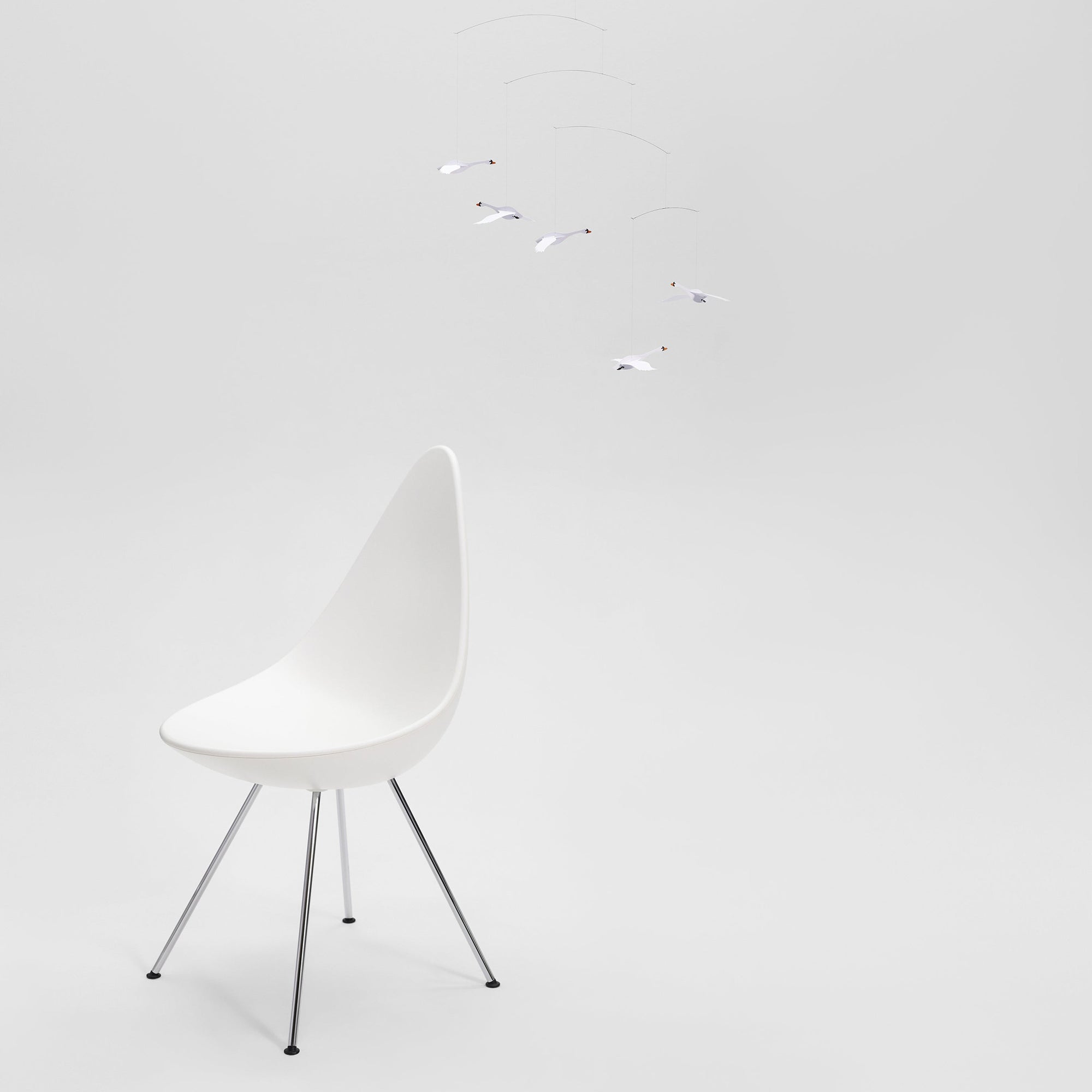 Flensted Mobiles（フレンステッド・モビール）は、1953年創業のデンマーク発・モビール専門ブランド。北欧デザインの文脈に立脚し、造形・質量配分・回転慣性を最適化して、わずかな気流でも自律的に表情を変える構成美を追求します。各パーツは重心とトルクの釣り合いを精密に設計し、静止と運動のあいだを往還する“動く彫刻”として空間に時間軸を付与。代表作「Lucky Storks」から幾何学、鳥類、気球まで多彩で、紙・ステンレス・木材の軽量構造は施工負荷が小さく、住宅・商業・ホスピタリティ・キッズ空間に適合します。現在もデンマーク国内で手作業組立・品質管理を徹底し、視覚ノイズを抑えた運動リズムが集中・鎮静・遊び心をもたらします。北欧インテリアの天井飾りや吊り下げモビールとして、リビング・子供部屋・出産祝いギフトに最適なデンマーク製の正規品です。