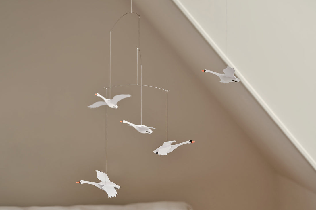 Flensted Hanging Art（フレンステッド・ハンギングアート）は、1954年にデンマークで誕生した北欧モビールの老舗ブランドです。創業者クリスチャン・フレンステッドと妻グレーテが自宅で最初のモビールを作ったことから始まり、現在も家族経営のもと、すべて手作業で丁寧に製作されています。風や空気の流れで繊細に揺れるモビールは、リビングや寝室、子供部屋、玄関、オフィスなど、さまざまな空間に静けさと調和をもたらします。北欧インテリアやモダンアートと調和するシンプルで洗練されたデザインは、出産祝いや引越し祝い、誕生日などのギフトにも最適。2024年にはブランド名を「Flensted mobiles」から「Flensted Hanging Art」へ刷新し、アート性とハンドメイドの温もりをそのままに、より現代的な世界観を発信しています。癒しの空間演出を求める方におすすめのインテリアアートです。
