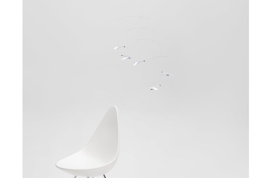 Flensted Hanging Art（フレンステッド・ハンギングアート）は、1954年にデンマークで誕生した北欧モビールの老舗ブランドです。創業者クリスチャン・フレンステッドと妻グレーテが自宅で最初のモビールを作ったことから始まり、現在も家族経営のもと、すべて手作業で丁寧に製作されています。風や空気の流れで繊細に揺れるモビールは、リビングや寝室、子供部屋、玄関、オフィスなど、さまざまな空間に静けさと調和をもたらします。北欧インテリアやモダンアートと調和するシンプルで洗練されたデザインは、出産祝いや引越し祝い、誕生日などのギフトにも最適。2024年にはブランド名を「Flensted mobiles」から「Flensted Hanging Art」へ刷新し、アート性とハンドメイドの温もりをそのままに、より現代的な世界観を発信しています。癒しの空間演出を求める方におすすめのインテリアアートです。