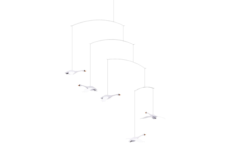 Flensted Hanging Art（フレンステッド・ハンギングアート）は、1954年にデンマークで誕生した北欧モビールの老舗ブランドです。創業者クリスチャン・フレンステッドと妻グレーテが自宅で最初のモビールを作ったことから始まり、現在も家族経営のもと、すべて手作業で丁寧に製作されています。風や空気の流れで繊細に揺れるモビールは、リビングや寝室、子供部屋、玄関、オフィスなど、さまざまな空間に静けさと調和をもたらします。北欧インテリアやモダンアートと調和するシンプルで洗練されたデザインは、出産祝いや引越し祝い、誕生日などのギフトにも最適。2024年にはブランド名を「Flensted mobiles」から「Flensted Hanging Art」へ刷新し、アート性とハンドメイドの温もりをそのままに、より現代的な世界観を発信しています。癒しの空間演出を求める方におすすめのインテリアアートです。