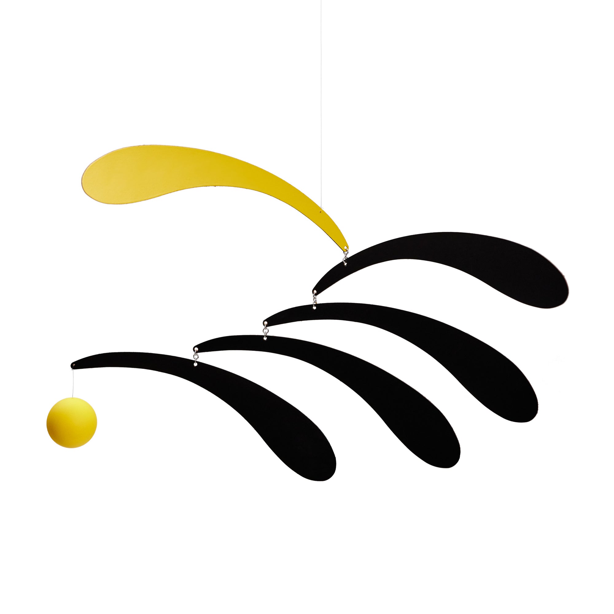 Flensted Mobiles（フレンステッド・モビール）は、1953年創業のデンマーク発・モビール専門ブランド。北欧デザインの文脈に立脚し、造形・質量配分・回転慣性を最適化して、わずかな気流でも自律的に表情を変える構成美を追求します。各パーツは重心とトルクの釣り合いを精密に設計し、静止と運動のあいだを往還する“動く彫刻”として空間に時間軸を付与。代表作「Lucky Storks」から幾何学、鳥類、気球まで多彩で、紙・ステンレス・木材の軽量構造は施工負荷が小さく、住宅・商業・ホスピタリティ・キッズ空間に適合します。現在もデンマーク国内で手作業組立・品質管理を徹底し、視覚ノイズを抑えた運動リズムが集中・鎮静・遊び心をもたらします。北欧インテリアの天井飾りや吊り下げモビールとして、リビング・子供部屋・出産祝いギフトに最適なデンマーク製の正規品です。