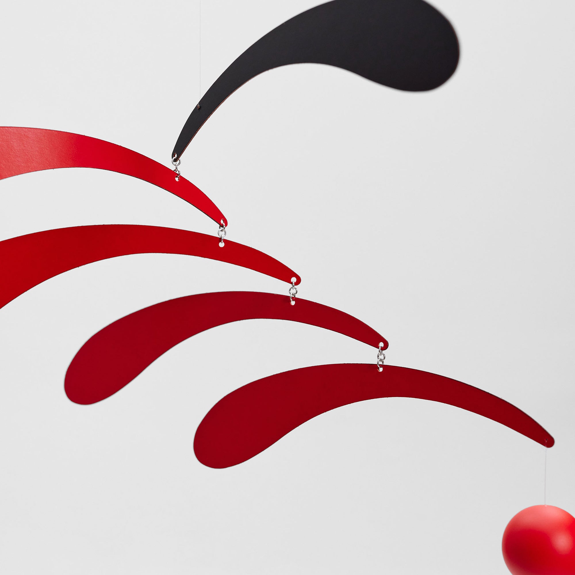 Flensted Mobiles（フレンステッド・モビール）は、1953年創業のデンマーク発・モビール専門ブランド。北欧デザインの文脈に立脚し、造形・質量配分・回転慣性を最適化して、わずかな気流でも自律的に表情を変える構成美を追求します。各パーツは重心とトルクの釣り合いを精密に設計し、静止と運動のあいだを往還する“動く彫刻”として空間に時間軸を付与。代表作「Lucky Storks」から幾何学、鳥類、気球まで多彩で、紙・ステンレス・木材の軽量構造は施工負荷が小さく、住宅・商業・ホスピタリティ・キッズ空間に適合します。現在もデンマーク国内で手作業組立・品質管理を徹底し、視覚ノイズを抑えた運動リズムが集中・鎮静・遊び心をもたらします。北欧インテリアの天井飾りや吊り下げモビールとして、リビング・子供部屋・出産祝いギフトに最適なデンマーク製の正規品です。