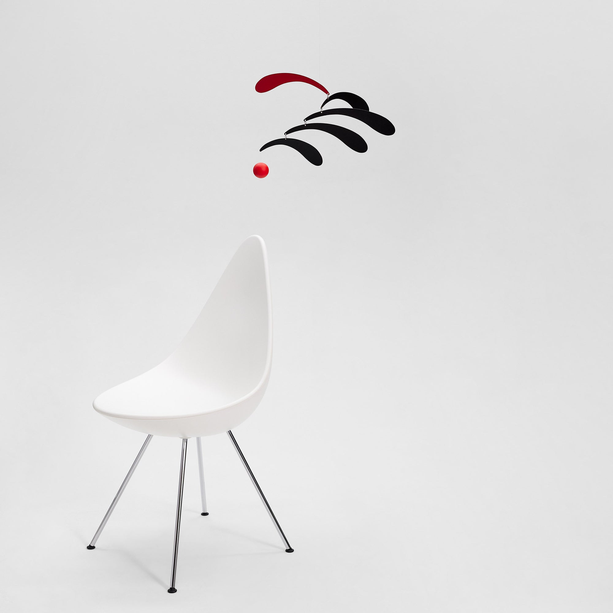 Flensted Mobiles（フレンステッド・モビール）は、1953年創業のデンマーク発・モビール専門ブランド。北欧デザインの文脈に立脚し、造形・質量配分・回転慣性を最適化して、わずかな気流でも自律的に表情を変える構成美を追求します。各パーツは重心とトルクの釣り合いを精密に設計し、静止と運動のあいだを往還する“動く彫刻”として空間に時間軸を付与。代表作「Lucky Storks」から幾何学、鳥類、気球まで多彩で、紙・ステンレス・木材の軽量構造は施工負荷が小さく、住宅・商業・ホスピタリティ・キッズ空間に適合します。現在もデンマーク国内で手作業組立・品質管理を徹底し、視覚ノイズを抑えた運動リズムが集中・鎮静・遊び心をもたらします。北欧インテリアの天井飾りや吊り下げモビールとして、リビング・子供部屋・出産祝いギフトに最適なデンマーク製の正規品です。