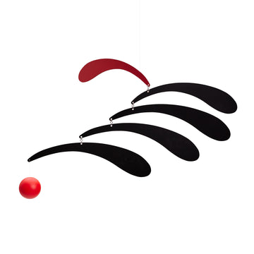 Flensted Hanging Art（フレンステッド・ハンギングアート）は、1954年にデンマークで誕生した北欧モビールの老舗ブランドです。創業者クリスチャン・フレンステッドと妻グレーテが自宅で最初のモビールを作ったことから始まり、現在も家族経営のもと、すべて手作業で丁寧に製作されています。風や空気の流れで繊細に揺れるモビールは、リビングや寝室、子供部屋、玄関、オフィスなど、さまざまな空間に静けさと調和をもたらします。北欧インテリアやモダンアートと調和するシンプルで洗練されたデザインは、出産祝いや引越し祝い、誕生日などのギフトにも最適。2024年にはブランド名を「Flensted mobiles」から「Flensted Hanging Art」へ刷新し、アート性とハンドメイドの温もりをそのままに、より現代的な世界観を発信しています。癒しの空間演出を求める方におすすめのインテリアアートです。