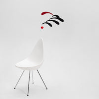 Flensted Mobiles（フレンステッド・モビール）は、1953年創業のデンマーク発・モビール専門ブランド。北欧デザインの文脈に立脚し、造形・質量配分・回転慣性を最適化して、わずかな気流でも自律的に表情を変える構成美を追求します。各パーツは重心とトルクの釣り合いを精密に設計し、静止と運動のあいだを往還する“動く彫刻”として空間に時間軸を付与。代表作「Lucky Storks」から幾何学、鳥類、気球まで多彩で、紙・ステンレス・木材の軽量構造は施工負荷が小さく、住宅・商業・ホスピタリティ・キッズ空間に適合します。現在もデンマーク国内で手作業組立・品質管理を徹底し、視覚ノイズを抑えた運動リズムが集中・鎮静・遊び心をもたらします。北欧インテリアの天井飾りや吊り下げモビールとして、リビング・子供部屋・出産祝いギフトに最適なデンマーク製の正規品です。