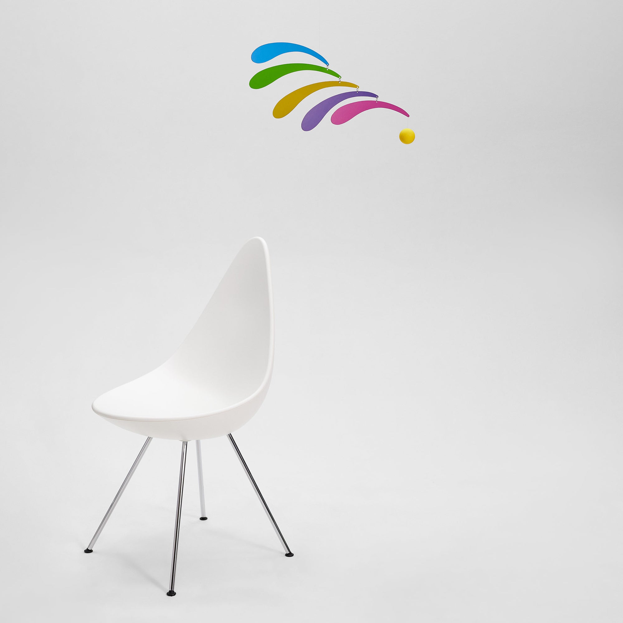 Flensted Mobiles（フレンステッド・モビール）は、1953年創業のデンマーク発・モビール専門ブランド。北欧デザインの文脈に立脚し、造形・質量配分・回転慣性を最適化して、わずかな気流でも自律的に表情を変える構成美を追求します。各パーツは重心とトルクの釣り合いを精密に設計し、静止と運動のあいだを往還する“動く彫刻”として空間に時間軸を付与。代表作「Lucky Storks」から幾何学、鳥類、気球まで多彩で、紙・ステンレス・木材の軽量構造は施工負荷が小さく、住宅・商業・ホスピタリティ・キッズ空間に適合します。現在もデンマーク国内で手作業組立・品質管理を徹底し、視覚ノイズを抑えた運動リズムが集中・鎮静・遊び心をもたらします。北欧インテリアの天井飾りや吊り下げモビールとして、リビング・子供部屋・出産祝いギフトに最適なデンマーク製の正規品です。