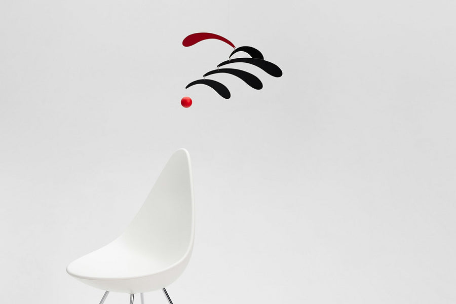 Flensted Hanging Art（フレンステッド・ハンギングアート）は、1954年にデンマークで誕生した北欧モビールの老舗ブランドです。創業者クリスチャン・フレンステッドと妻グレーテが自宅で最初のモビールを作ったことから始まり、現在も家族経営のもと、すべて手作業で丁寧に製作されています。風や空気の流れで繊細に揺れるモビールは、リビングや寝室、子供部屋、玄関、オフィスなど、さまざまな空間に静けさと調和をもたらします。北欧インテリアやモダンアートと調和するシンプルで洗練されたデザインは、出産祝いや引越し祝い、誕生日などのギフトにも最適。2024年にはブランド名を「Flensted mobiles」から「Flensted Hanging Art」へ刷新し、アート性とハンドメイドの温もりをそのままに、より現代的な世界観を発信しています。癒しの空間演出を求める方におすすめのインテリアアートです。