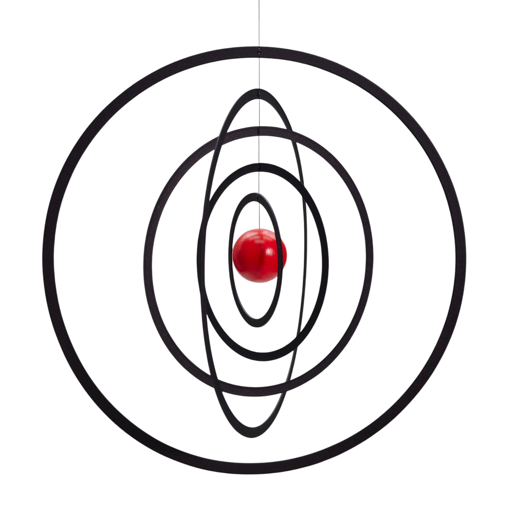 Flensted Mobiles（フレンステッド・モビール）は、1953年創業のデンマーク発・モビール専門ブランド。北欧デザインの文脈に立脚し、造形・質量配分・回転慣性を最適化して、わずかな気流でも自律的に表情を変える構成美を追求します。各パーツは重心とトルクの釣り合いを精密に設計し、静止と運動のあいだを往還する“動く彫刻”として空間に時間軸を付与。代表作「Lucky Storks」から幾何学、鳥類、気球まで多彩で、紙・ステンレス・木材の軽量構造は施工負荷が小さく、住宅・商業・ホスピタリティ・キッズ空間に適合します。現在もデンマーク国内で手作業組立・品質管理を徹底し、視覚ノイズを抑えた運動リズムが集中・鎮静・遊び心をもたらします。北欧インテリアの天井飾りや吊り下げモビールとして、リビング・子供部屋・出産祝いギフトに最適なデンマーク製の正規品です。