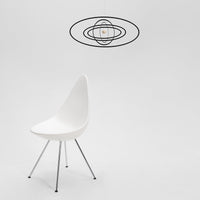 Flensted Mobiles（フレンステッド・モビール）は、1953年創業のデンマーク発・モビール専門ブランド。北欧デザインの文脈に立脚し、造形・質量配分・回転慣性を最適化して、わずかな気流でも自律的に表情を変える構成美を追求します。各パーツは重心とトルクの釣り合いを精密に設計し、静止と運動のあいだを往還する“動く彫刻”として空間に時間軸を付与。代表作「Lucky Storks」から幾何学、鳥類、気球まで多彩で、紙・ステンレス・木材の軽量構造は施工負荷が小さく、住宅・商業・ホスピタリティ・キッズ空間に適合します。現在もデンマーク国内で手作業組立・品質管理を徹底し、視覚ノイズを抑えた運動リズムが集中・鎮静・遊び心をもたらします。北欧インテリアの天井飾りや吊り下げモビールとして、リビング・子供部屋・出産祝いギフトに最適なデンマーク製の正規品です。