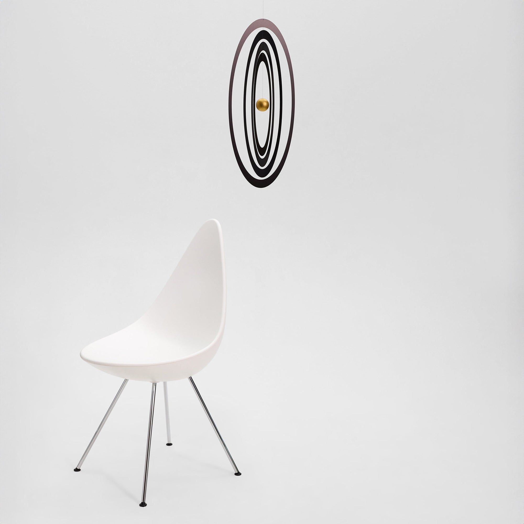 Flensted Mobiles（フレンステッド・モビール）は、1953年創業のデンマーク発・モビール専門ブランド。北欧デザインの文脈に立脚し、造形・質量配分・回転慣性を最適化して、わずかな気流でも自律的に表情を変える構成美を追求します。各パーツは重心とトルクの釣り合いを精密に設計し、静止と運動のあいだを往還する“動く彫刻”として空間に時間軸を付与。代表作「Lucky Storks」から幾何学、鳥類、気球まで多彩で、紙・ステンレス・木材の軽量構造は施工負荷が小さく、住宅・商業・ホスピタリティ・キッズ空間に適合します。現在もデンマーク国内で手作業組立・品質管理を徹底し、視覚ノイズを抑えた運動リズムが集中・鎮静・遊び心をもたらします。北欧インテリアの天井飾りや吊り下げモビールとして、リビング・子供部屋・出産祝いギフトに最適なデンマーク製の正規品です。