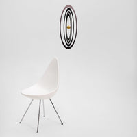 Flensted Mobiles（フレンステッド・モビール）は、1953年創業のデンマーク発・モビール専門ブランド。北欧デザインの文脈に立脚し、造形・質量配分・回転慣性を最適化して、わずかな気流でも自律的に表情を変える構成美を追求します。各パーツは重心とトルクの釣り合いを精密に設計し、静止と運動のあいだを往還する“動く彫刻”として空間に時間軸を付与。代表作「Lucky Storks」から幾何学、鳥類、気球まで多彩で、紙・ステンレス・木材の軽量構造は施工負荷が小さく、住宅・商業・ホスピタリティ・キッズ空間に適合します。現在もデンマーク国内で手作業組立・品質管理を徹底し、視覚ノイズを抑えた運動リズムが集中・鎮静・遊び心をもたらします。北欧インテリアの天井飾りや吊り下げモビールとして、リビング・子供部屋・出産祝いギフトに最適なデンマーク製の正規品です。