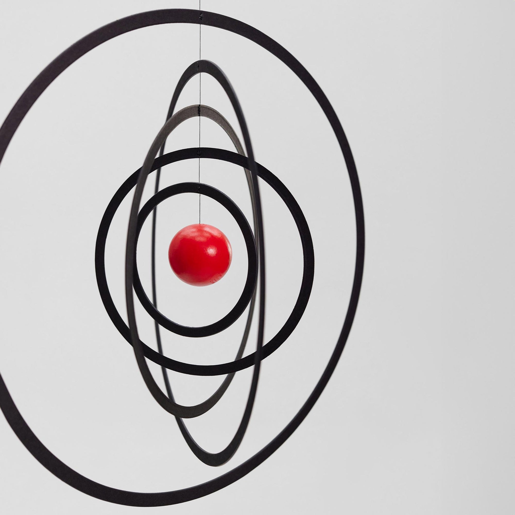 Flensted Mobiles（フレンステッド・モビール）は、1953年創業のデンマーク発・モビール専門ブランド。北欧デザインの文脈に立脚し、造形・質量配分・回転慣性を最適化して、わずかな気流でも自律的に表情を変える構成美を追求します。各パーツは重心とトルクの釣り合いを精密に設計し、静止と運動のあいだを往還する“動く彫刻”として空間に時間軸を付与。代表作「Lucky Storks」から幾何学、鳥類、気球まで多彩で、紙・ステンレス・木材の軽量構造は施工負荷が小さく、住宅・商業・ホスピタリティ・キッズ空間に適合します。現在もデンマーク国内で手作業組立・品質管理を徹底し、視覚ノイズを抑えた運動リズムが集中・鎮静・遊び心をもたらします。北欧インテリアの天井飾りや吊り下げモビールとして、リビング・子供部屋・出産祝いギフトに最適なデンマーク製の正規品です。