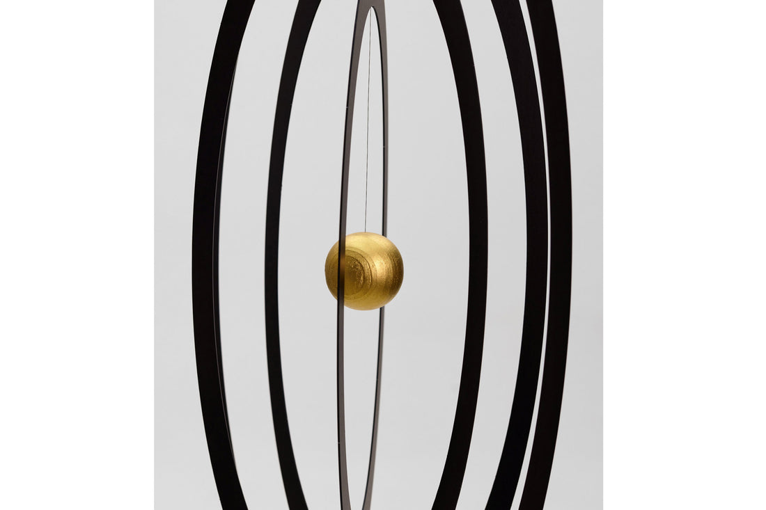 Flensted Hanging Art（フレンステッド・ハンギングアート）は、1954年にデンマークで誕生した北欧モビールの老舗ブランドです。創業者クリスチャン・フレンステッドと妻グレーテが自宅で最初のモビールを作ったことから始まり、現在も家族経営のもと、すべて手作業で丁寧に製作されています。風や空気の流れで繊細に揺れるモビールは、リビングや寝室、子供部屋、玄関、オフィスなど、さまざまな空間に静けさと調和をもたらします。北欧インテリアやモダンアートと調和するシンプルで洗練されたデザインは、出産祝いや引越し祝い、誕生日などのギフトにも最適。2024年にはブランド名を「Flensted mobiles」から「Flensted Hanging Art」へ刷新し、アート性とハンドメイドの温もりをそのままに、より現代的な世界観を発信しています。癒しの空間演出を求める方におすすめのインテリアアートです。