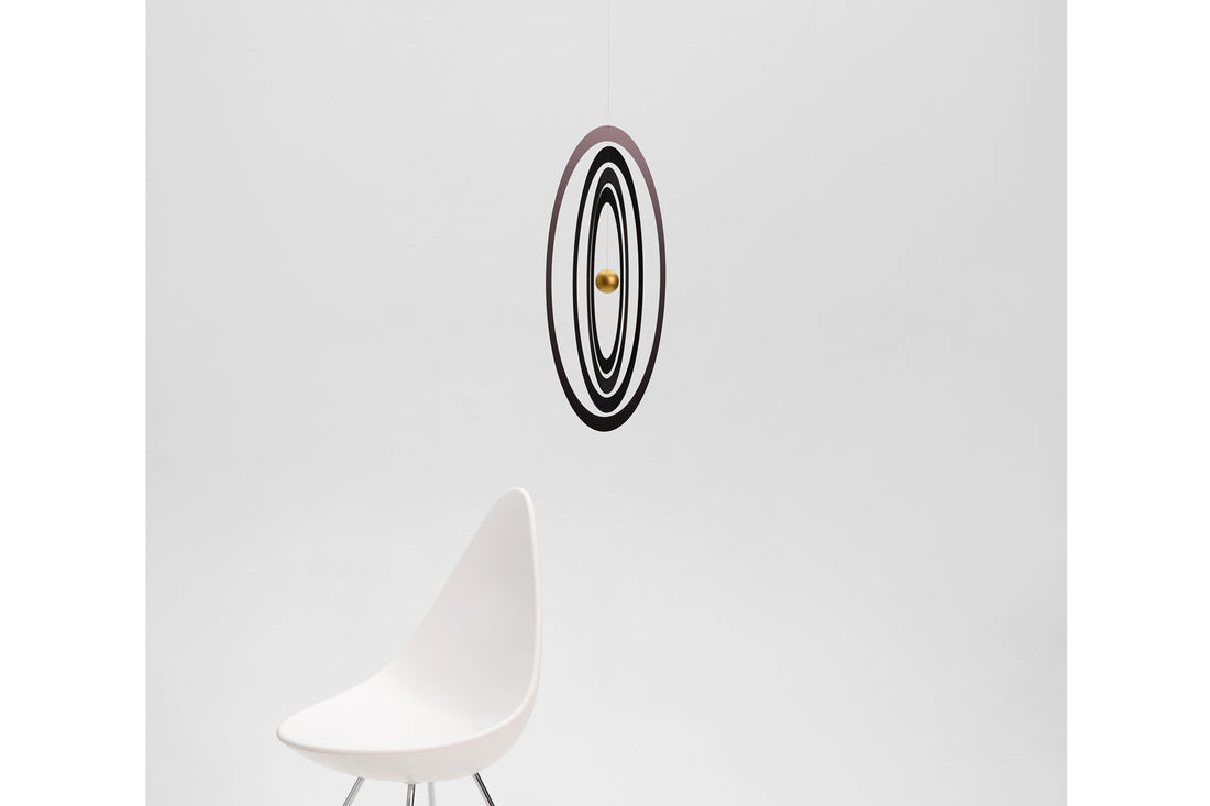 Flensted Hanging Art（フレンステッド・ハンギングアート）は、1954年にデンマークで誕生した北欧モビールの老舗ブランドです。創業者クリスチャン・フレンステッドと妻グレーテが自宅で最初のモビールを作ったことから始まり、現在も家族経営のもと、すべて手作業で丁寧に製作されています。風や空気の流れで繊細に揺れるモビールは、リビングや寝室、子供部屋、玄関、オフィスなど、さまざまな空間に静けさと調和をもたらします。北欧インテリアやモダンアートと調和するシンプルで洗練されたデザインは、出産祝いや引越し祝い、誕生日などのギフトにも最適。2024年にはブランド名を「Flensted mobiles」から「Flensted Hanging Art」へ刷新し、アート性とハンドメイドの温もりをそのままに、より現代的な世界観を発信しています。癒しの空間演出を求める方におすすめのインテリアアートです。