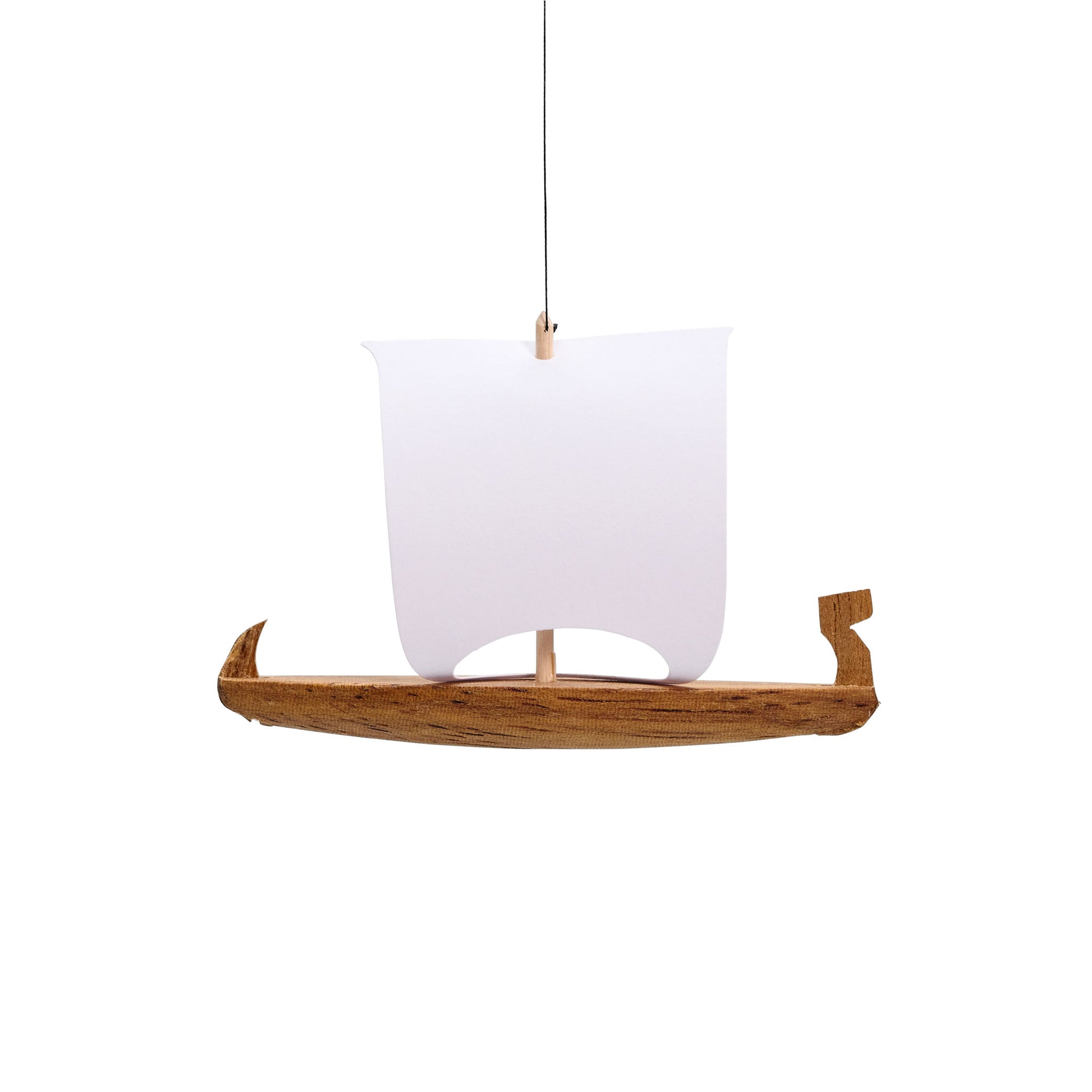 Flensted Mobiles（フレンステッド・モビール）は、1953年創業のデンマーク発・モビール専門ブランド。北欧デザインの文脈に立脚し、造形・質量配分・回転慣性を最適化して、わずかな気流でも自律的に表情を変える構成美を追求します。各パーツは重心とトルクの釣り合いを精密に設計し、静止と運動のあいだを往還する“動く彫刻”として空間に時間軸を付与。代表作「Lucky Storks」から幾何学、鳥類、気球まで多彩で、紙・ステンレス・木材の軽量構造は施工負荷が小さく、住宅・商業・ホスピタリティ・キッズ空間に適合します。現在もデンマーク国内で手作業組立・品質管理を徹底し、視覚ノイズを抑えた運動リズムが集中・鎮静・遊び心をもたらします。北欧インテリアの天井飾りや吊り下げモビールとして、リビング・子供部屋・出産祝いギフトに最適なデンマーク製の正規品です。