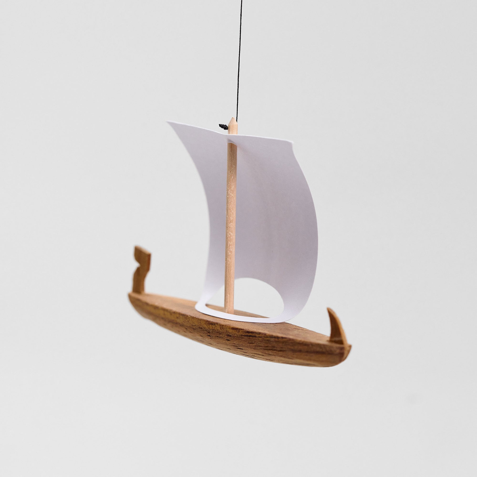 Flensted Mobiles（フレンステッド・モビール）は、1953年創業のデンマーク発・モビール専門ブランド。北欧デザインの文脈に立脚し、造形・質量配分・回転慣性を最適化して、わずかな気流でも自律的に表情を変える構成美を追求します。各パーツは重心とトルクの釣り合いを精密に設計し、静止と運動のあいだを往還する“動く彫刻”として空間に時間軸を付与。代表作「Lucky Storks」から幾何学、鳥類、気球まで多彩で、紙・ステンレス・木材の軽量構造は施工負荷が小さく、住宅・商業・ホスピタリティ・キッズ空間に適合します。現在もデンマーク国内で手作業組立・品質管理を徹底し、視覚ノイズを抑えた運動リズムが集中・鎮静・遊び心をもたらします。北欧インテリアの天井飾りや吊り下げモビールとして、リビング・子供部屋・出産祝いギフトに最適なデンマーク製の正規品です。