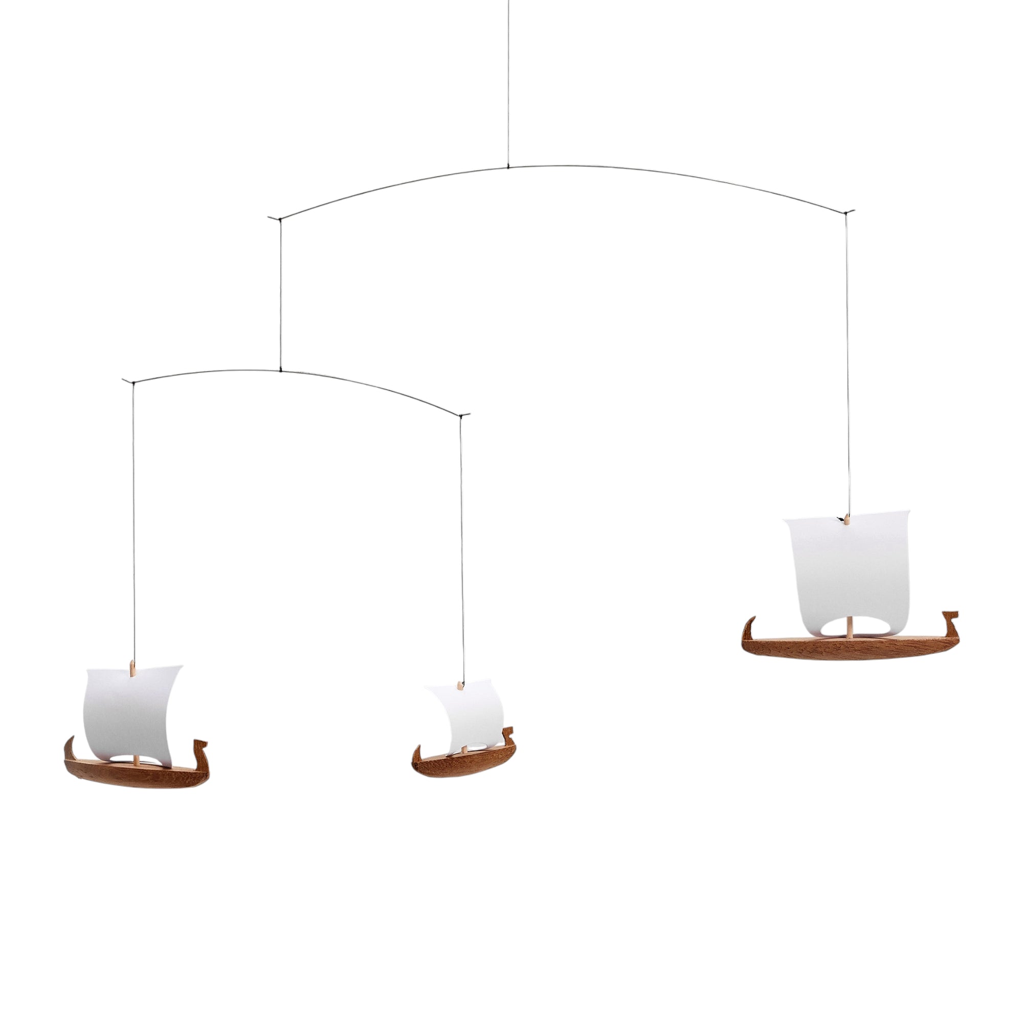 Flensted Mobiles（フレンステッド・モビール）は、1953年創業のデンマーク発・モビール専門ブランド。北欧デザインの文脈に立脚し、造形・質量配分・回転慣性を最適化して、わずかな気流でも自律的に表情を変える構成美を追求します。各パーツは重心とトルクの釣り合いを精密に設計し、静止と運動のあいだを往還する“動く彫刻”として空間に時間軸を付与。代表作「Lucky Storks」から幾何学、鳥類、気球まで多彩で、紙・ステンレス・木材の軽量構造は施工負荷が小さく、住宅・商業・ホスピタリティ・キッズ空間に適合します。現在もデンマーク国内で手作業組立・品質管理を徹底し、視覚ノイズを抑えた運動リズムが集中・鎮静・遊び心をもたらします。北欧インテリアの天井飾りや吊り下げモビールとして、リビング・子供部屋・出産祝いギフトに最適なデンマーク製の正規品です。