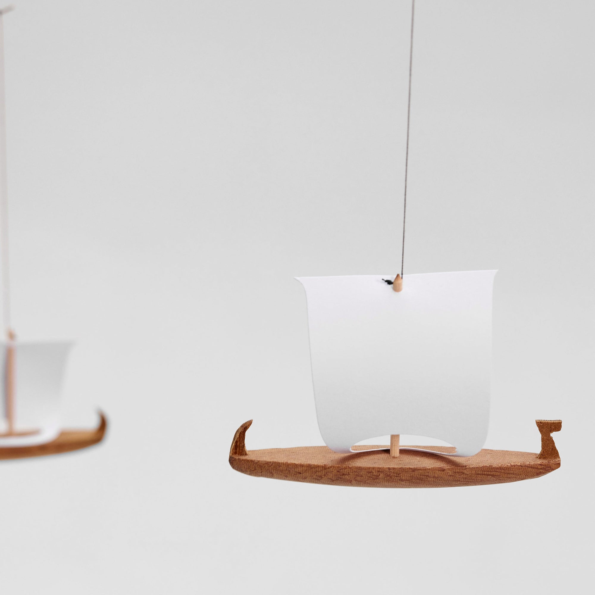 Flensted Mobiles（フレンステッド・モビール）は、1953年創業のデンマーク発・モビール専門ブランド。北欧デザインの文脈に立脚し、造形・質量配分・回転慣性を最適化して、わずかな気流でも自律的に表情を変える構成美を追求します。各パーツは重心とトルクの釣り合いを精密に設計し、静止と運動のあいだを往還する“動く彫刻”として空間に時間軸を付与。代表作「Lucky Storks」から幾何学、鳥類、気球まで多彩で、紙・ステンレス・木材の軽量構造は施工負荷が小さく、住宅・商業・ホスピタリティ・キッズ空間に適合します。現在もデンマーク国内で手作業組立・品質管理を徹底し、視覚ノイズを抑えた運動リズムが集中・鎮静・遊び心をもたらします。北欧インテリアの天井飾りや吊り下げモビールとして、リビング・子供部屋・出産祝いギフトに最適なデンマーク製の正規品です。