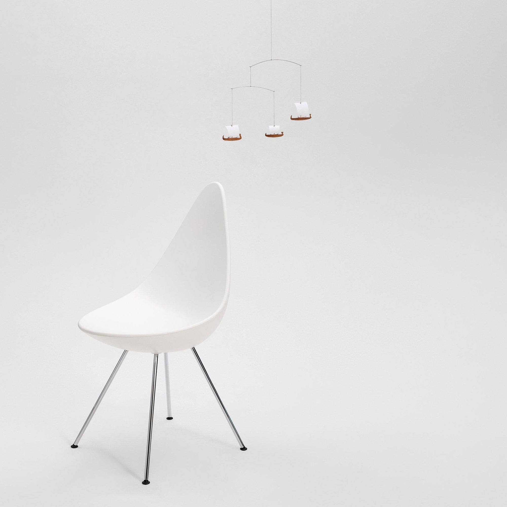 Flensted Mobiles（フレンステッド・モビール）は、1953年創業のデンマーク発・モビール専門ブランド。北欧デザインの文脈に立脚し、造形・質量配分・回転慣性を最適化して、わずかな気流でも自律的に表情を変える構成美を追求します。各パーツは重心とトルクの釣り合いを精密に設計し、静止と運動のあいだを往還する“動く彫刻”として空間に時間軸を付与。代表作「Lucky Storks」から幾何学、鳥類、気球まで多彩で、紙・ステンレス・木材の軽量構造は施工負荷が小さく、住宅・商業・ホスピタリティ・キッズ空間に適合します。現在もデンマーク国内で手作業組立・品質管理を徹底し、視覚ノイズを抑えた運動リズムが集中・鎮静・遊び心をもたらします。北欧インテリアの天井飾りや吊り下げモビールとして、リビング・子供部屋・出産祝いギフトに最適なデンマーク製の正規品です。