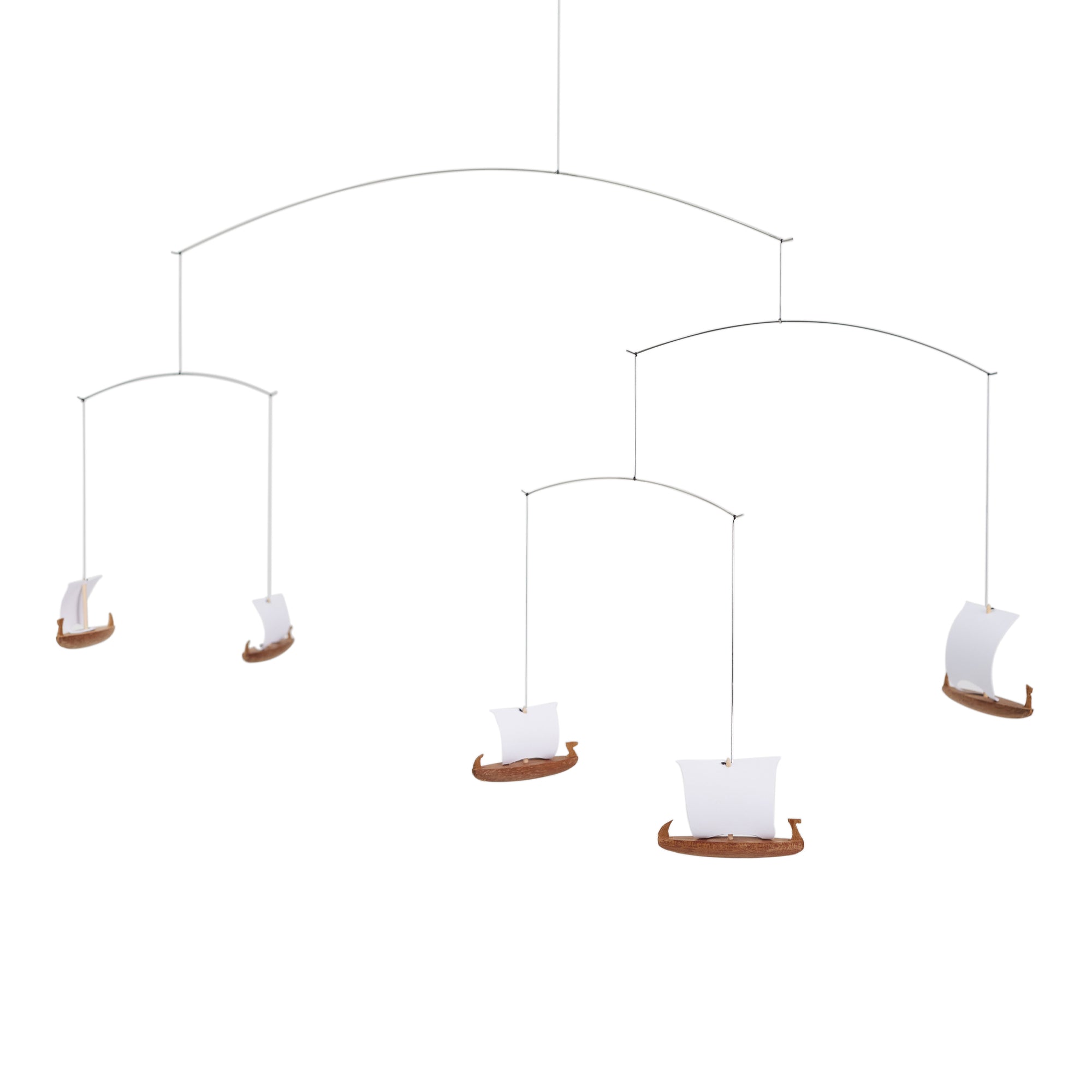 Flensted Mobiles（フレンステッド・モビール）は、1953年創業のデンマーク発・モビール専門ブランド。北欧デザインの文脈に立脚し、造形・質量配分・回転慣性を最適化して、わずかな気流でも自律的に表情を変える構成美を追求します。各パーツは重心とトルクの釣り合いを精密に設計し、静止と運動のあいだを往還する“動く彫刻”として空間に時間軸を付与。代表作「Lucky Storks」から幾何学、鳥類、気球まで多彩で、紙・ステンレス・木材の軽量構造は施工負荷が小さく、住宅・商業・ホスピタリティ・キッズ空間に適合します。現在もデンマーク国内で手作業組立・品質管理を徹底し、視覚ノイズを抑えた運動リズムが集中・鎮静・遊び心をもたらします。北欧インテリアの天井飾りや吊り下げモビールとして、リビング・子供部屋・出産祝いギフトに最適なデンマーク製の正規品です。