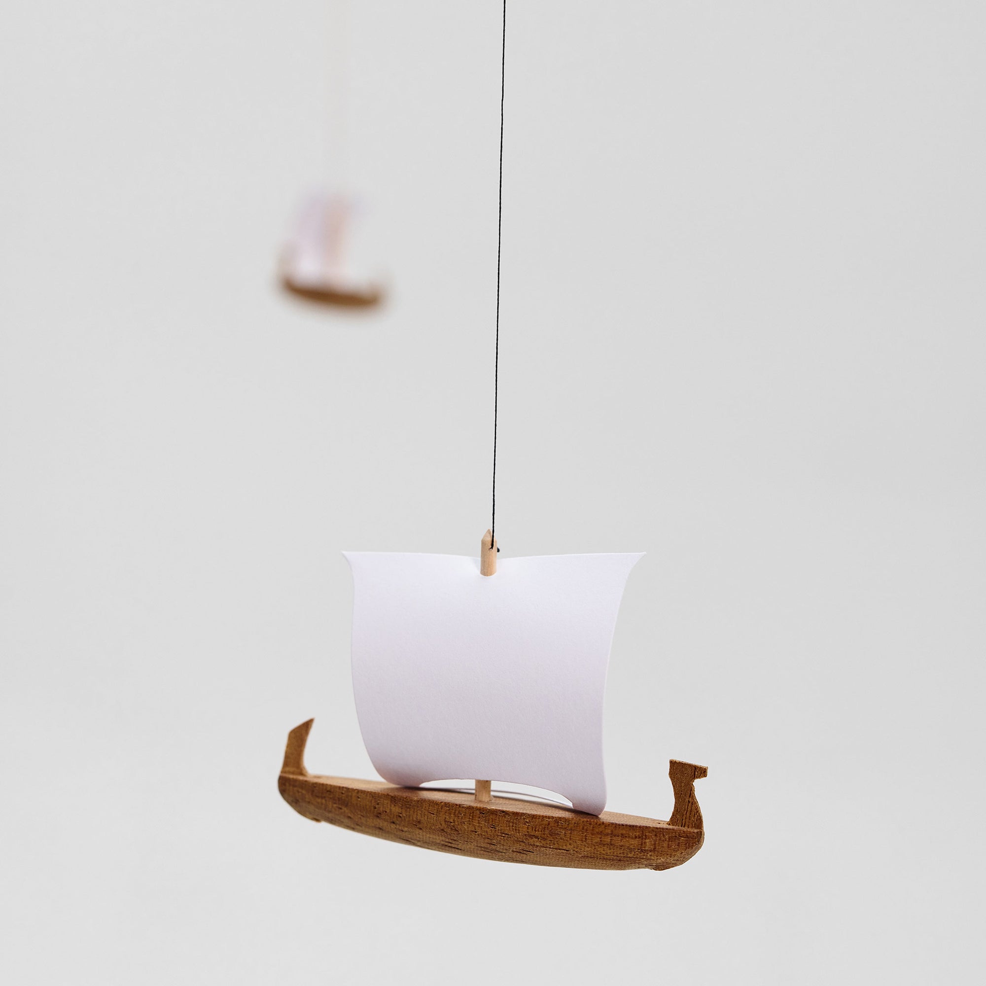 Flensted Mobiles（フレンステッド・モビール）は、1953年創業のデンマーク発・モビール専門ブランド。北欧デザインの文脈に立脚し、造形・質量配分・回転慣性を最適化して、わずかな気流でも自律的に表情を変える構成美を追求します。各パーツは重心とトルクの釣り合いを精密に設計し、静止と運動のあいだを往還する“動く彫刻”として空間に時間軸を付与。代表作「Lucky Storks」から幾何学、鳥類、気球まで多彩で、紙・ステンレス・木材の軽量構造は施工負荷が小さく、住宅・商業・ホスピタリティ・キッズ空間に適合します。現在もデンマーク国内で手作業組立・品質管理を徹底し、視覚ノイズを抑えた運動リズムが集中・鎮静・遊び心をもたらします。北欧インテリアの天井飾りや吊り下げモビールとして、リビング・子供部屋・出産祝いギフトに最適なデンマーク製の正規品です。