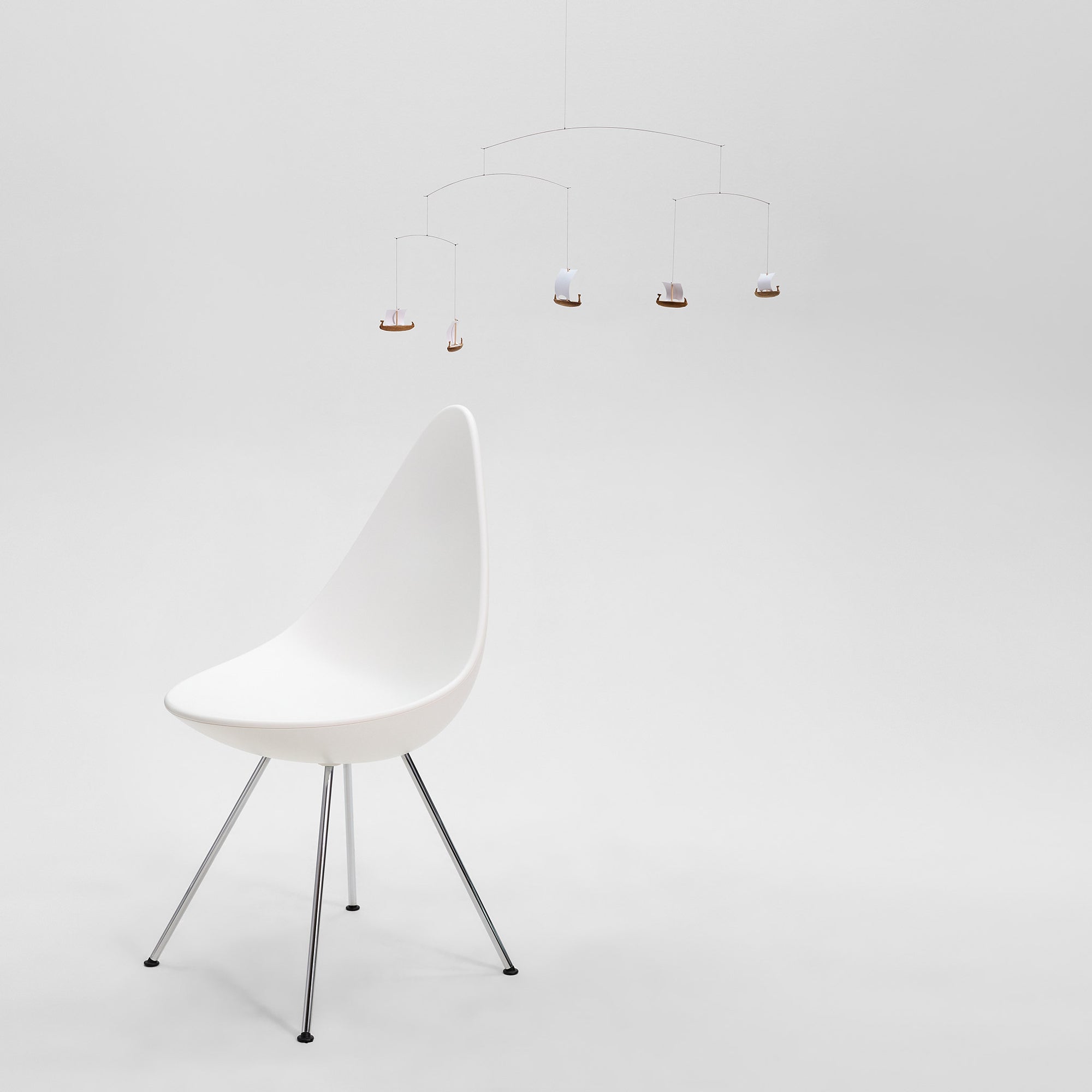 Flensted Mobiles（フレンステッド・モビール）は、1953年創業のデンマーク発・モビール専門ブランド。北欧デザインの文脈に立脚し、造形・質量配分・回転慣性を最適化して、わずかな気流でも自律的に表情を変える構成美を追求します。各パーツは重心とトルクの釣り合いを精密に設計し、静止と運動のあいだを往還する“動く彫刻”として空間に時間軸を付与。代表作「Lucky Storks」から幾何学、鳥類、気球まで多彩で、紙・ステンレス・木材の軽量構造は施工負荷が小さく、住宅・商業・ホスピタリティ・キッズ空間に適合します。現在もデンマーク国内で手作業組立・品質管理を徹底し、視覚ノイズを抑えた運動リズムが集中・鎮静・遊び心をもたらします。北欧インテリアの天井飾りや吊り下げモビールとして、リビング・子供部屋・出産祝いギフトに最適なデンマーク製の正規品です。