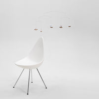 Flensted Mobiles（フレンステッド・モビール）は、1953年創業のデンマーク発・モビール専門ブランド。北欧デザインの文脈に立脚し、造形・質量配分・回転慣性を最適化して、わずかな気流でも自律的に表情を変える構成美を追求します。各パーツは重心とトルクの釣り合いを精密に設計し、静止と運動のあいだを往還する“動く彫刻”として空間に時間軸を付与。代表作「Lucky Storks」から幾何学、鳥類、気球まで多彩で、紙・ステンレス・木材の軽量構造は施工負荷が小さく、住宅・商業・ホスピタリティ・キッズ空間に適合します。現在もデンマーク国内で手作業組立・品質管理を徹底し、視覚ノイズを抑えた運動リズムが集中・鎮静・遊び心をもたらします。北欧インテリアの天井飾りや吊り下げモビールとして、リビング・子供部屋・出産祝いギフトに最適なデンマーク製の正規品です。