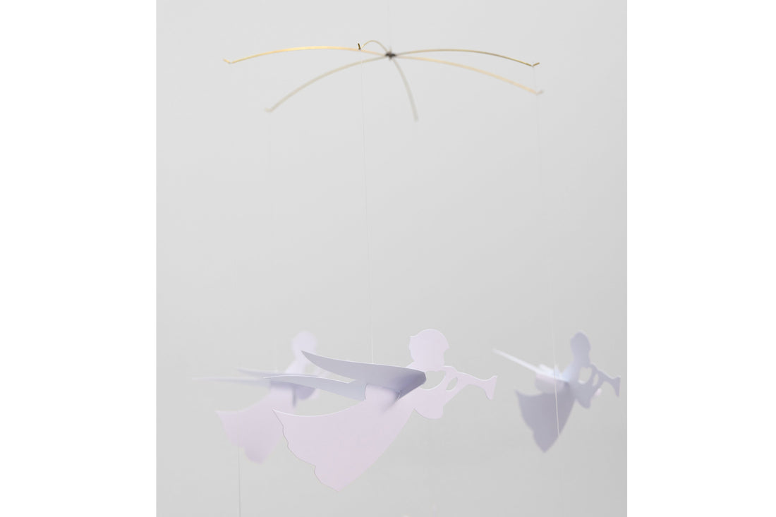Flensted Hanging Art（フレンステッド・ハンギングアート）は、1954年にデンマークで誕生した北欧モビールの老舗ブランドです。創業者クリスチャン・フレンステッドと妻グレーテが自宅で最初のモビールを作ったことから始まり、現在も家族経営のもと、すべて手作業で丁寧に製作されています。風や空気の流れで繊細に揺れるモビールは、リビングや寝室、子供部屋、玄関、オフィスなど、さまざまな空間に静けさと調和をもたらします。北欧インテリアやモダンアートと調和するシンプルで洗練されたデザインは、出産祝いや引越し祝い、誕生日などのギフトにも最適。2024年にはブランド名を「Flensted mobiles」から「Flensted Hanging Art」へ刷新し、アート性とハンドメイドの温もりをそのままに、より現代的な世界観を発信しています。癒しの空間演出を求める方におすすめのインテリアアートです。
