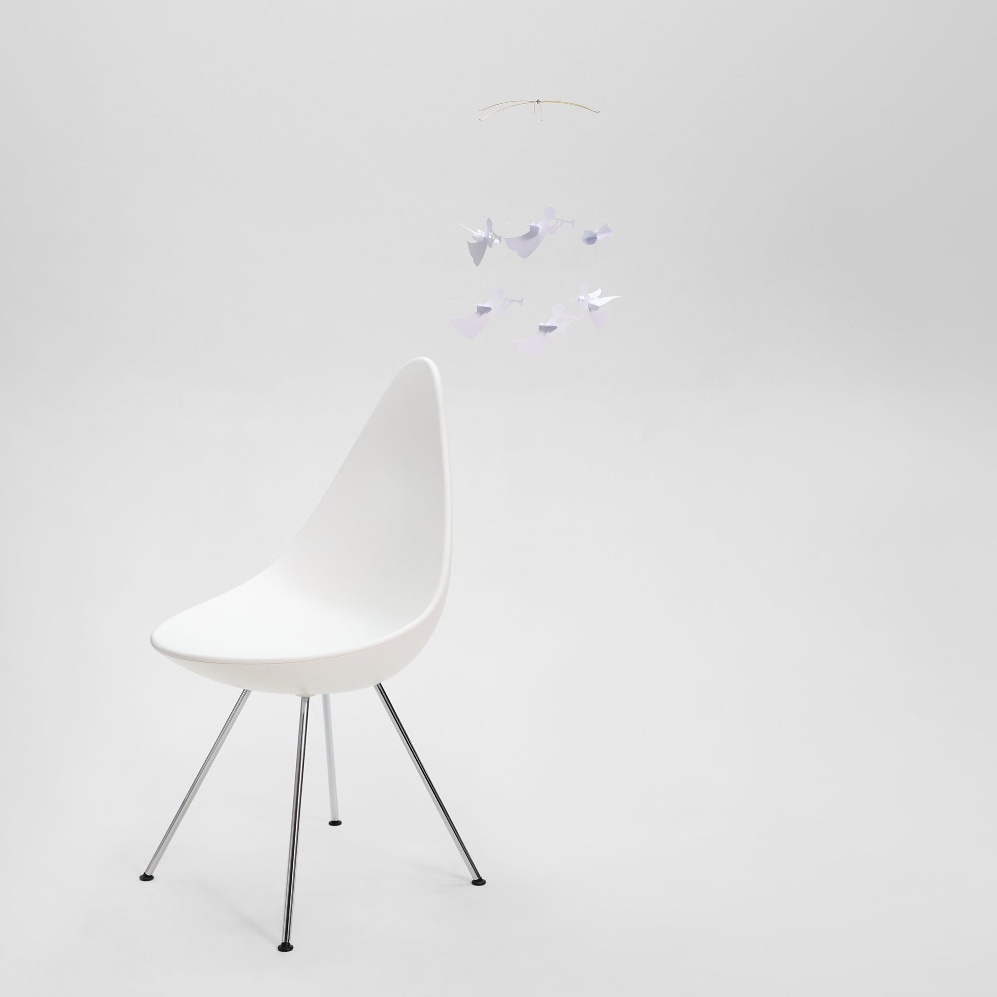 Flensted Mobiles（フレンステッド・モビール）は、1953年創業のデンマーク発・モビール専門ブランド。北欧デザインの文脈に立脚し、造形・質量配分・回転慣性を最適化して、わずかな気流でも自律的に表情を変える構成美を追求します。各パーツは重心とトルクの釣り合いを精密に設計し、静止と運動のあいだを往還する“動く彫刻”として空間に時間軸を付与。代表作「Lucky Storks」から幾何学、鳥類、気球まで多彩で、紙・ステンレス・木材の軽量構造は施工負荷が小さく、住宅・商業・ホスピタリティ・キッズ空間に適合します。現在もデンマーク国内で手作業組立・品質管理を徹底し、視覚ノイズを抑えた運動リズムが集中・鎮静・遊び心をもたらします。北欧インテリアの天井飾りや吊り下げモビールとして、リビング・子供部屋・出産祝いギフトに最適なデンマーク製の正規品です。