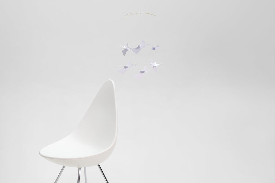 Flensted Hanging Art（フレンステッド・ハンギングアート）は、1954年にデンマークで誕生した北欧モビールの老舗ブランドです。創業者クリスチャン・フレンステッドと妻グレーテが自宅で最初のモビールを作ったことから始まり、現在も家族経営のもと、すべて手作業で丁寧に製作されています。風や空気の流れで繊細に揺れるモビールは、リビングや寝室、子供部屋、玄関、オフィスなど、さまざまな空間に静けさと調和をもたらします。北欧インテリアやモダンアートと調和するシンプルで洗練されたデザインは、出産祝いや引越し祝い、誕生日などのギフトにも最適。2024年にはブランド名を「Flensted mobiles」から「Flensted Hanging Art」へ刷新し、アート性とハンドメイドの温もりをそのままに、より現代的な世界観を発信しています。癒しの空間演出を求める方におすすめのインテリアアートです。