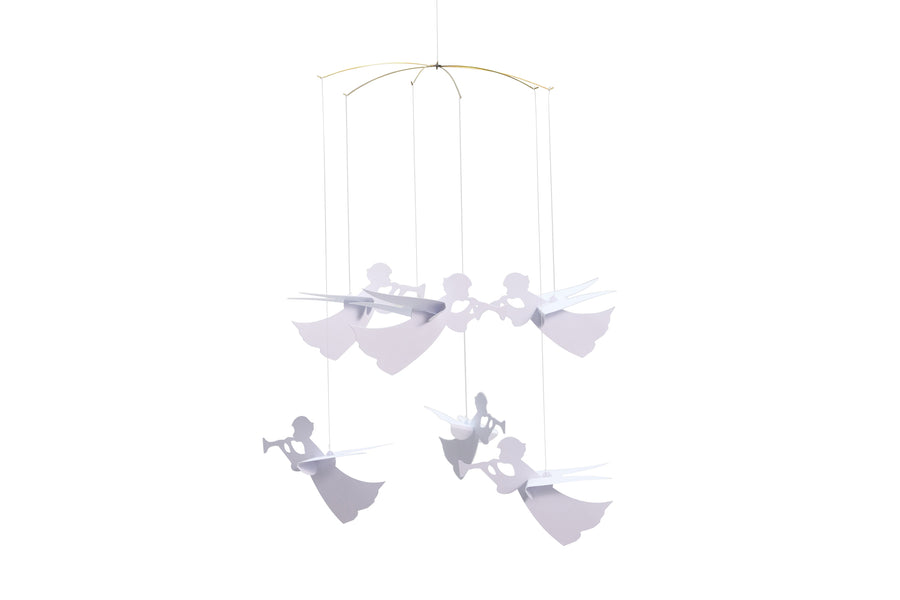 Flensted Hanging Art（フレンステッド・ハンギングアート）は、1954年にデンマークで誕生した北欧モビールの老舗ブランドです。創業者クリスチャン・フレンステッドと妻グレーテが自宅で最初のモビールを作ったことから始まり、現在も家族経営のもと、すべて手作業で丁寧に製作されています。風や空気の流れで繊細に揺れるモビールは、リビングや寝室、子供部屋、玄関、オフィスなど、さまざまな空間に静けさと調和をもたらします。北欧インテリアやモダンアートと調和するシンプルで洗練されたデザインは、出産祝いや引越し祝い、誕生日などのギフトにも最適。2024年にはブランド名を「Flensted mobiles」から「Flensted Hanging Art」へ刷新し、アート性とハンドメイドの温もりをそのままに、より現代的な世界観を発信しています。癒しの空間演出を求める方におすすめのインテリアアートです。