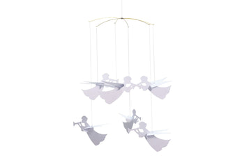 Flensted Hanging Art（フレンステッド・ハンギングアート）は、1954年にデンマークで誕生した北欧モビールの老舗ブランドです。創業者クリスチャン・フレンステッドと妻グレーテが自宅で最初のモビールを作ったことから始まり、現在も家族経営のもと、すべて手作業で丁寧に製作されています。風や空気の流れで繊細に揺れるモビールは、リビングや寝室、子供部屋、玄関、オフィスなど、さまざまな空間に静けさと調和をもたらします。北欧インテリアやモダンアートと調和するシンプルで洗練されたデザインは、出産祝いや引越し祝い、誕生日などのギフトにも最適。2024年にはブランド名を「Flensted mobiles」から「Flensted Hanging Art」へ刷新し、アート性とハンドメイドの温もりをそのままに、より現代的な世界観を発信しています。癒しの空間演出を求める方におすすめのインテリアアートです。