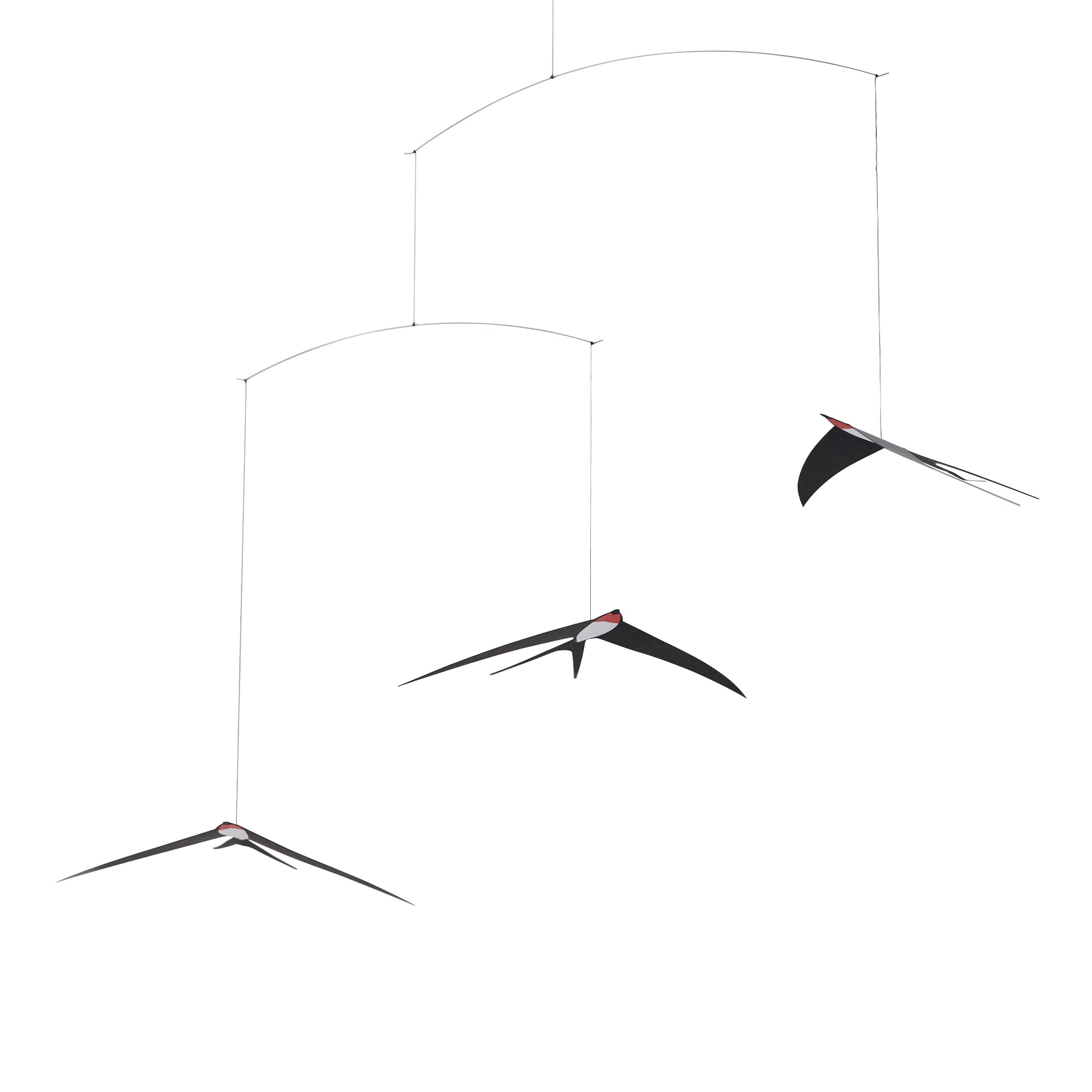 Flensted Mobiles（フレンステッド・モビール）は、1953年創業のデンマーク発・モビール専門ブランド。北欧デザインの文脈に立脚し、造形・質量配分・回転慣性を最適化して、わずかな気流でも自律的に表情を変える構成美を追求します。各パーツは重心とトルクの釣り合いを精密に設計し、静止と運動のあいだを往還する“動く彫刻”として空間に時間軸を付与。代表作「Lucky Storks」から幾何学、鳥類、気球まで多彩で、紙・ステンレス・木材の軽量構造は施工負荷が小さく、住宅・商業・ホスピタリティ・キッズ空間に適合します。現在もデンマーク国内で手作業組立・品質管理を徹底し、視覚ノイズを抑えた運動リズムが集中・鎮静・遊び心をもたらします。北欧インテリアの天井飾りや吊り下げモビールとして、リビング・子供部屋・出産祝いギフトに最適なデンマーク製の正規品です。