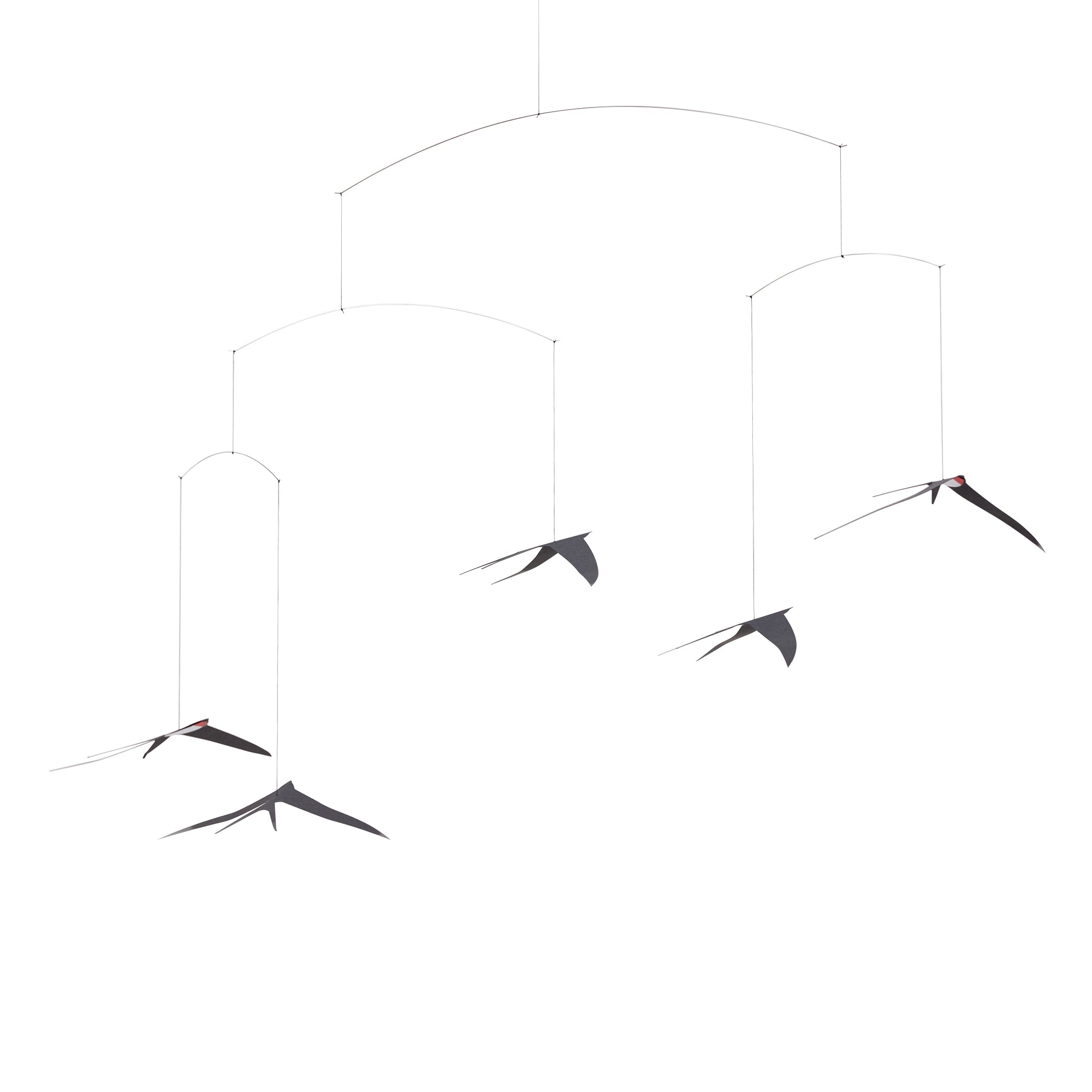 Flensted Mobiles（フレンステッド・モビール）は、1953年創業のデンマーク発・モビール専門ブランド。北欧デザインの文脈に立脚し、造形・質量配分・回転慣性を最適化して、わずかな気流でも自律的に表情を変える構成美を追求します。各パーツは重心とトルクの釣り合いを精密に設計し、静止と運動のあいだを往還する“動く彫刻”として空間に時間軸を付与。代表作「Lucky Storks」から幾何学、鳥類、気球まで多彩で、紙・ステンレス・木材の軽量構造は施工負荷が小さく、住宅・商業・ホスピタリティ・キッズ空間に適合します。現在もデンマーク国内で手作業組立・品質管理を徹底し、視覚ノイズを抑えた運動リズムが集中・鎮静・遊び心をもたらします。北欧インテリアの天井飾りや吊り下げモビールとして、リビング・子供部屋・出産祝いギフトに最適なデンマーク製の正規品です。