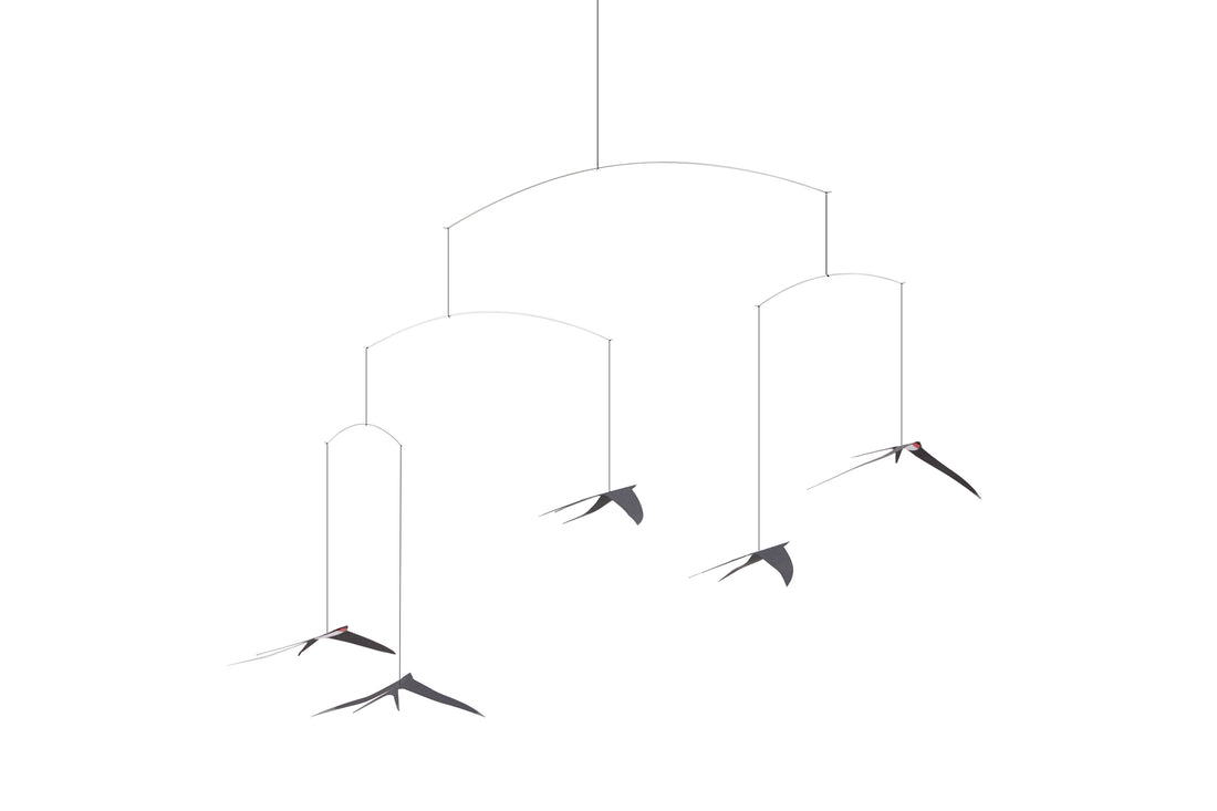 Flensted Hanging Art（フレンステッド・ハンギングアート）は、1954年にデンマークで誕生した北欧モビールの老舗ブランドです。創業者クリスチャン・フレンステッドと妻グレーテが自宅で最初のモビールを作ったことから始まり、現在も家族経営のもと、すべて手作業で丁寧に製作されています。風や空気の流れで繊細に揺れるモビールは、リビングや寝室、子供部屋、玄関、オフィスなど、さまざまな空間に静けさと調和をもたらします。北欧インテリアやモダンアートと調和するシンプルで洗練されたデザインは、出産祝いや引越し祝い、誕生日などのギフトにも最適。2024年にはブランド名を「Flensted mobiles」から「Flensted Hanging Art」へ刷新し、アート性とハンドメイドの温もりをそのままに、より現代的な世界観を発信しています。癒しの空間演出を求める方におすすめのインテリアアートです。