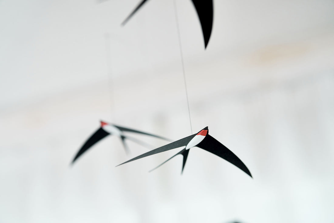 Flensted Hanging Art（フレンステッド・ハンギングアート）は、1954年にデンマークで誕生した北欧モビールの老舗ブランドです。創業者クリスチャン・フレンステッドと妻グレーテが自宅で最初のモビールを作ったことから始まり、現在も家族経営のもと、すべて手作業で丁寧に製作されています。風や空気の流れで繊細に揺れるモビールは、リビングや寝室、子供部屋、玄関、オフィスなど、さまざまな空間に静けさと調和をもたらします。北欧インテリアやモダンアートと調和するシンプルで洗練されたデザインは、出産祝いや引越し祝い、誕生日などのギフトにも最適。2024年にはブランド名を「Flensted mobiles」から「Flensted Hanging Art」へ刷新し、アート性とハンドメイドの温もりをそのままに、より現代的な世界観を発信しています。癒しの空間演出を求める方におすすめのインテリアアートです。