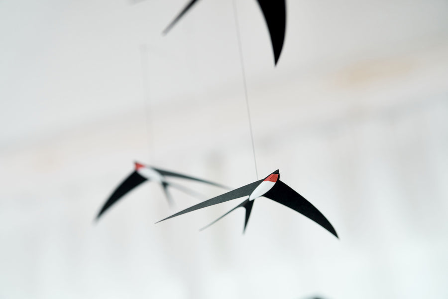 Flensted Hanging Art（フレンステッド・ハンギングアート）は、1954年にデンマークで誕生した北欧モビールの老舗ブランドです。創業者クリスチャン・フレンステッドと妻グレーテが自宅で最初のモビールを作ったことから始まり、現在も家族経営のもと、すべて手作業で丁寧に製作されています。風や空気の流れで繊細に揺れるモビールは、リビングや寝室、子供部屋、玄関、オフィスなど、さまざまな空間に静けさと調和をもたらします。北欧インテリアやモダンアートと調和するシンプルで洗練されたデザインは、出産祝いや引越し祝い、誕生日などのギフトにも最適。2024年にはブランド名を「Flensted mobiles」から「Flensted Hanging Art」へ刷新し、アート性とハンドメイドの温もりをそのままに、より現代的な世界観を発信しています。癒しの空間演出を求める方におすすめのインテリアアートです。