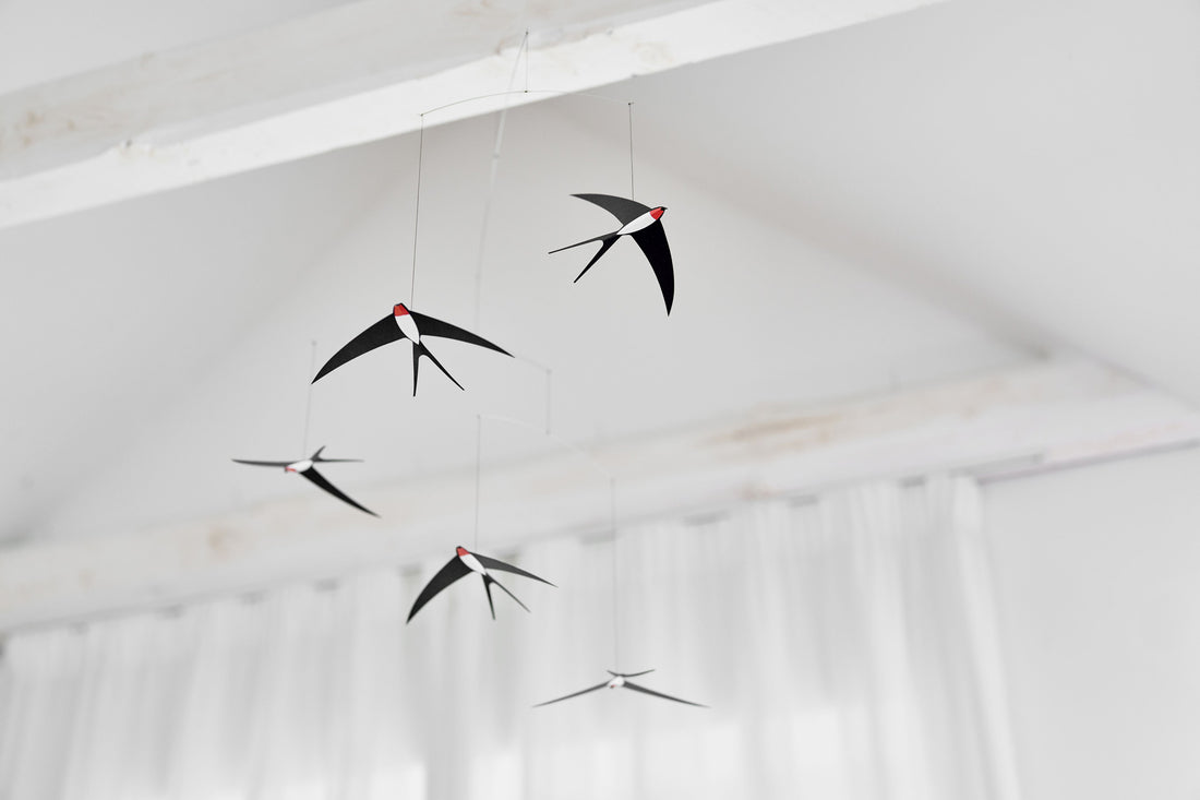 Flensted Hanging Art（フレンステッド・ハンギングアート）は、1954年にデンマークで誕生した北欧モビールの老舗ブランドです。創業者クリスチャン・フレンステッドと妻グレーテが自宅で最初のモビールを作ったことから始まり、現在も家族経営のもと、すべて手作業で丁寧に製作されています。風や空気の流れで繊細に揺れるモビールは、リビングや寝室、子供部屋、玄関、オフィスなど、さまざまな空間に静けさと調和をもたらします。北欧インテリアやモダンアートと調和するシンプルで洗練されたデザインは、出産祝いや引越し祝い、誕生日などのギフトにも最適。2024年にはブランド名を「Flensted mobiles」から「Flensted Hanging Art」へ刷新し、アート性とハンドメイドの温もりをそのままに、より現代的な世界観を発信しています。癒しの空間演出を求める方におすすめのインテリアアートです。